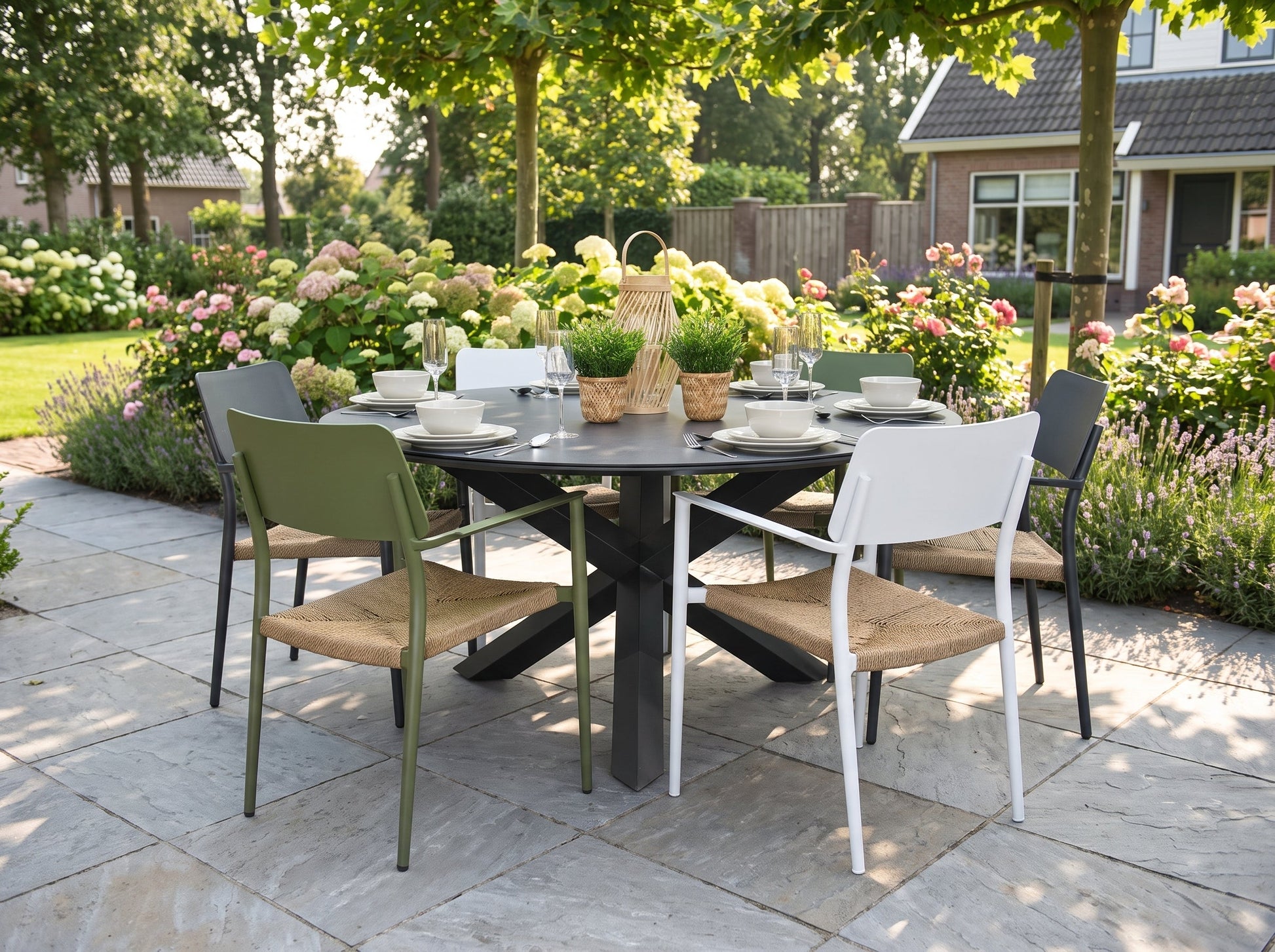 Firenze-Chester Tuinset 6 Personen - Keramisch blad / White-Dark Grey in een sfeervolle tuin - Outnest tuinmeubelen