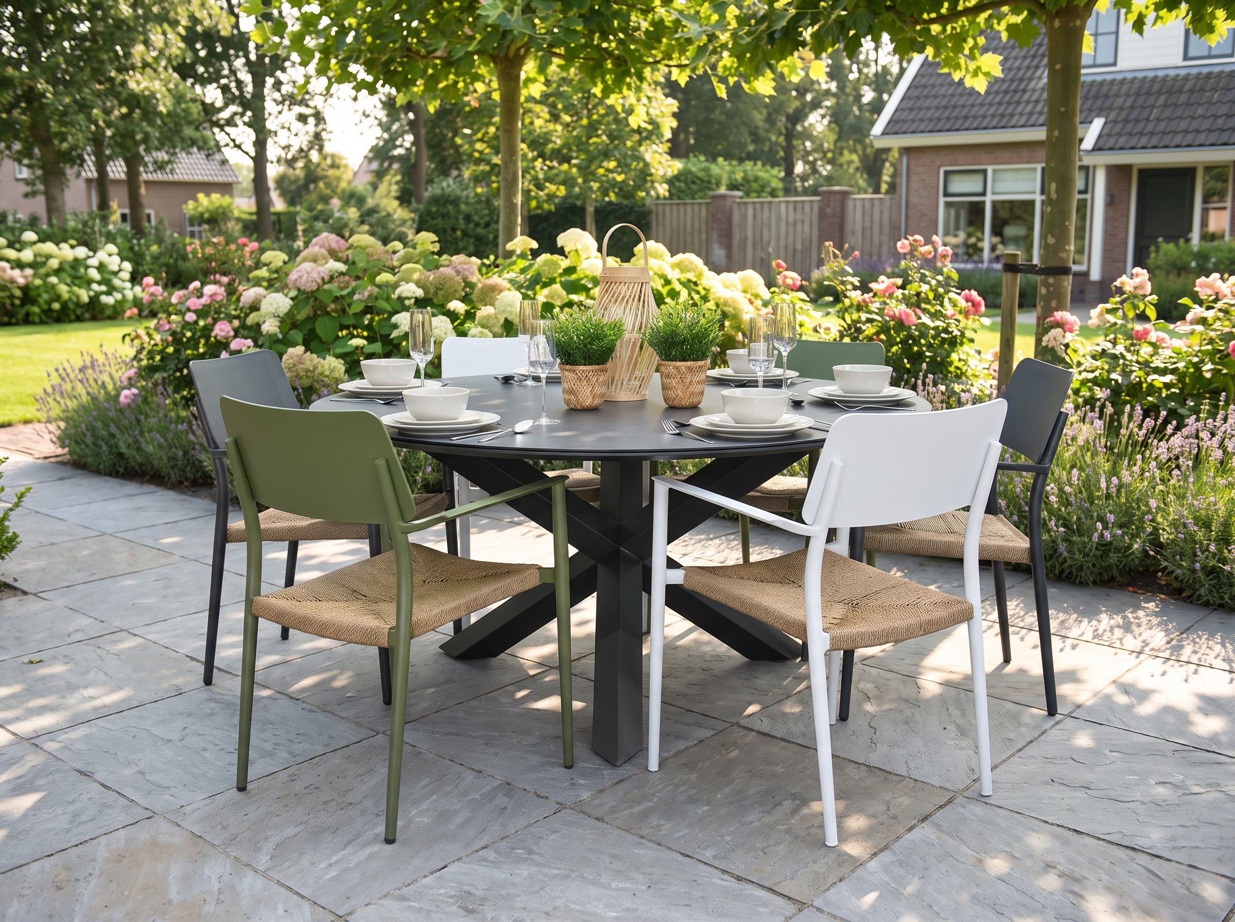 Firenze-Chester Tuinset 6 Personen - Keramisch blad / White-Dark Grey in een sfeervolle tuin - Outnest tuinmeubelen
