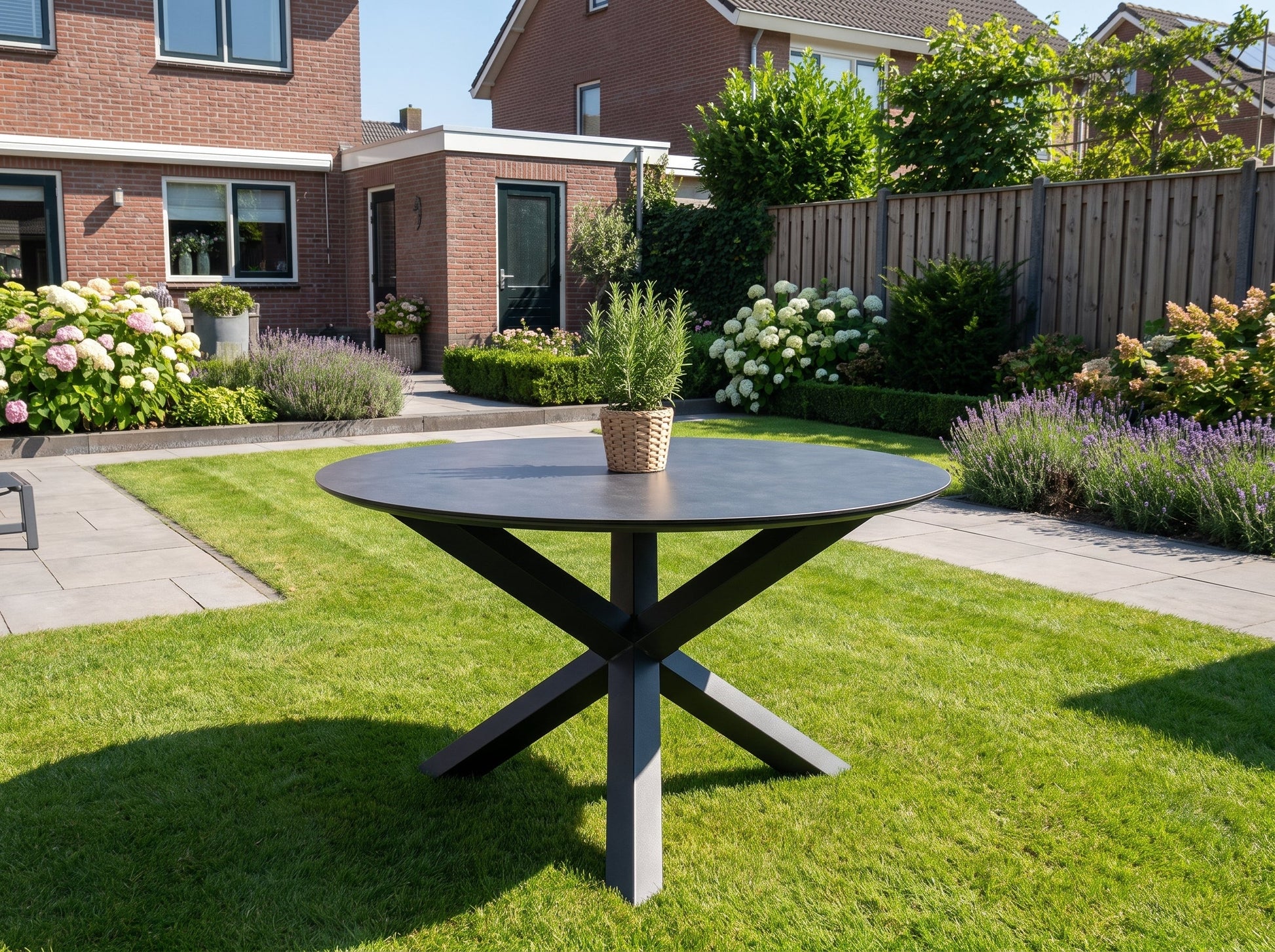 Firenze Ronde Tuintafel 150 cm - Keramisch blad Dark Grey in een sfeervolle tuin - Outnest tuinmeubelen