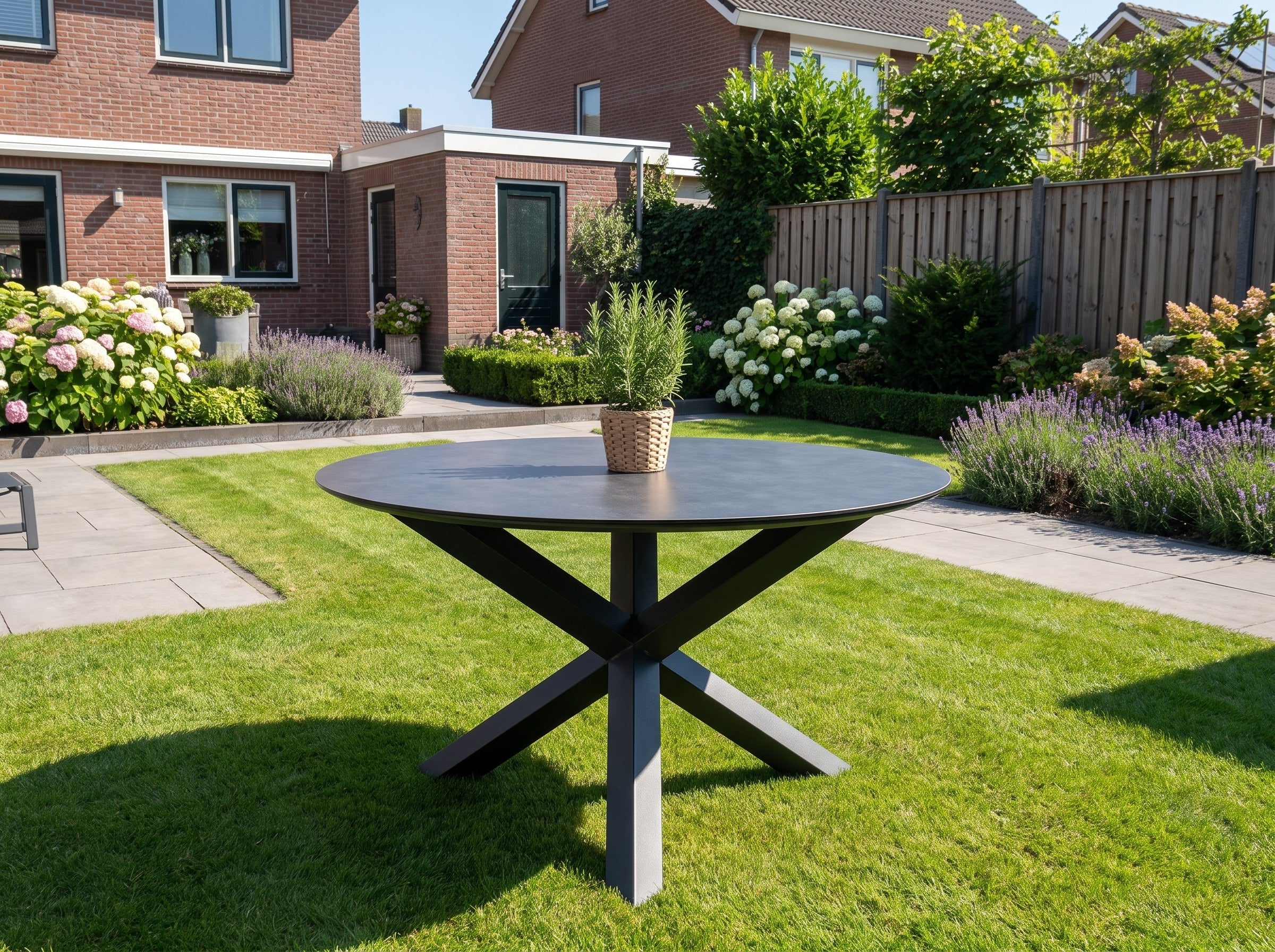 Firenze Ronde Tuintafel 150 cm - Keramisch blad Dark Grey in een sfeervolle tuin - Outnest tuinmeubelen