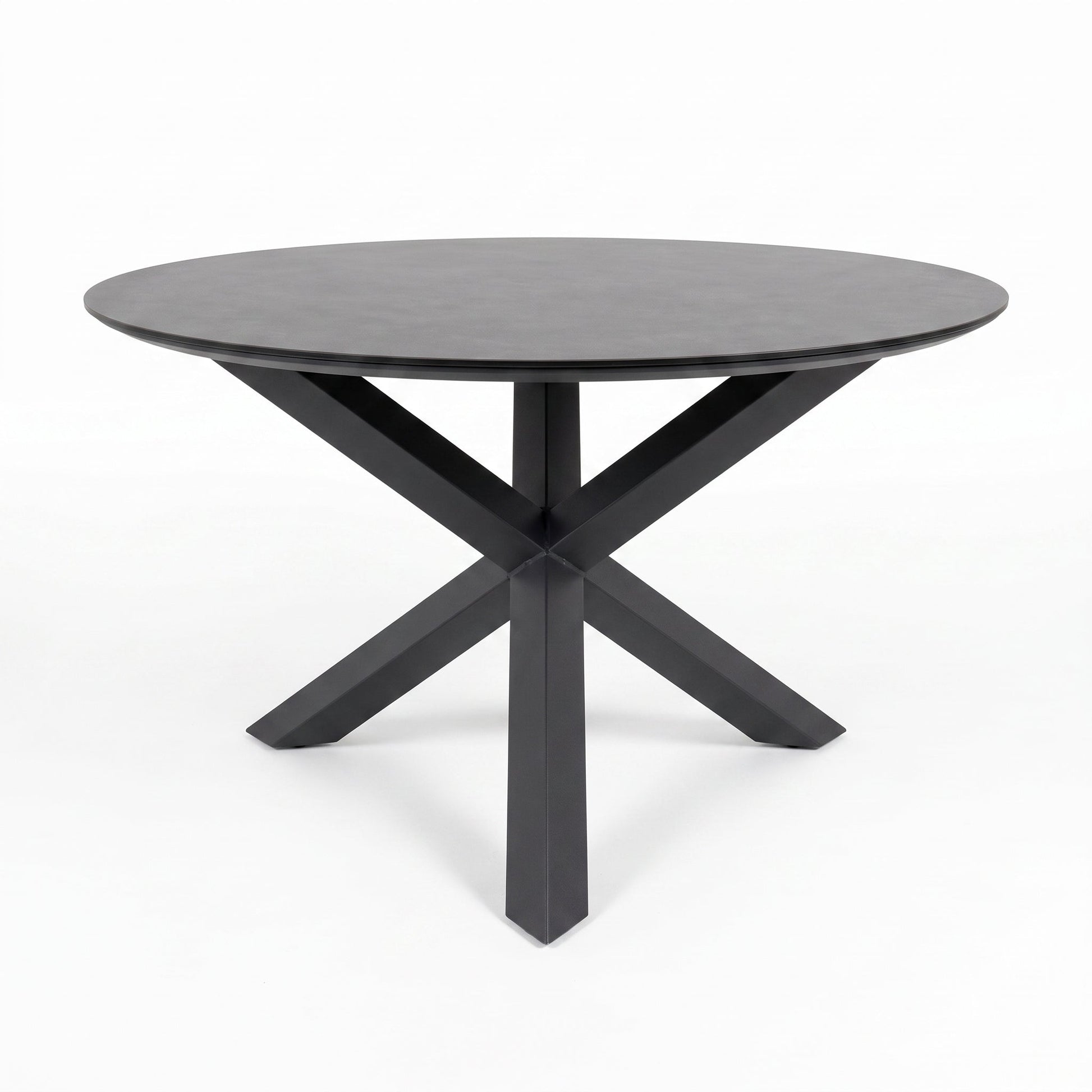 Firenze Ronde Tuintafel 150 cm - Keramisch blad Dark Grey in een sfeervolle tuin - Outnest tuinmeubelen