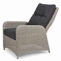 Florida Loungestoel - Light Kobo Grey in een sfeervolle tuin - Outnest tuinmeubelen