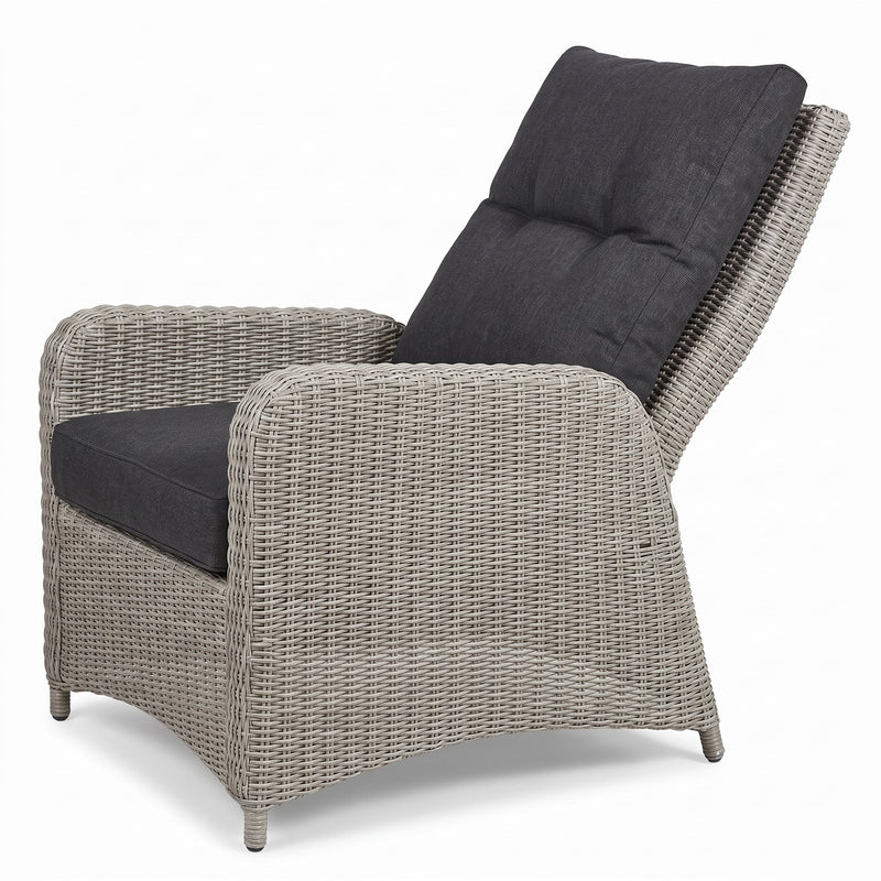 Florida Loungestoel - Light Kobo Grey in een sfeervolle tuin - Outnest tuinmeubelen