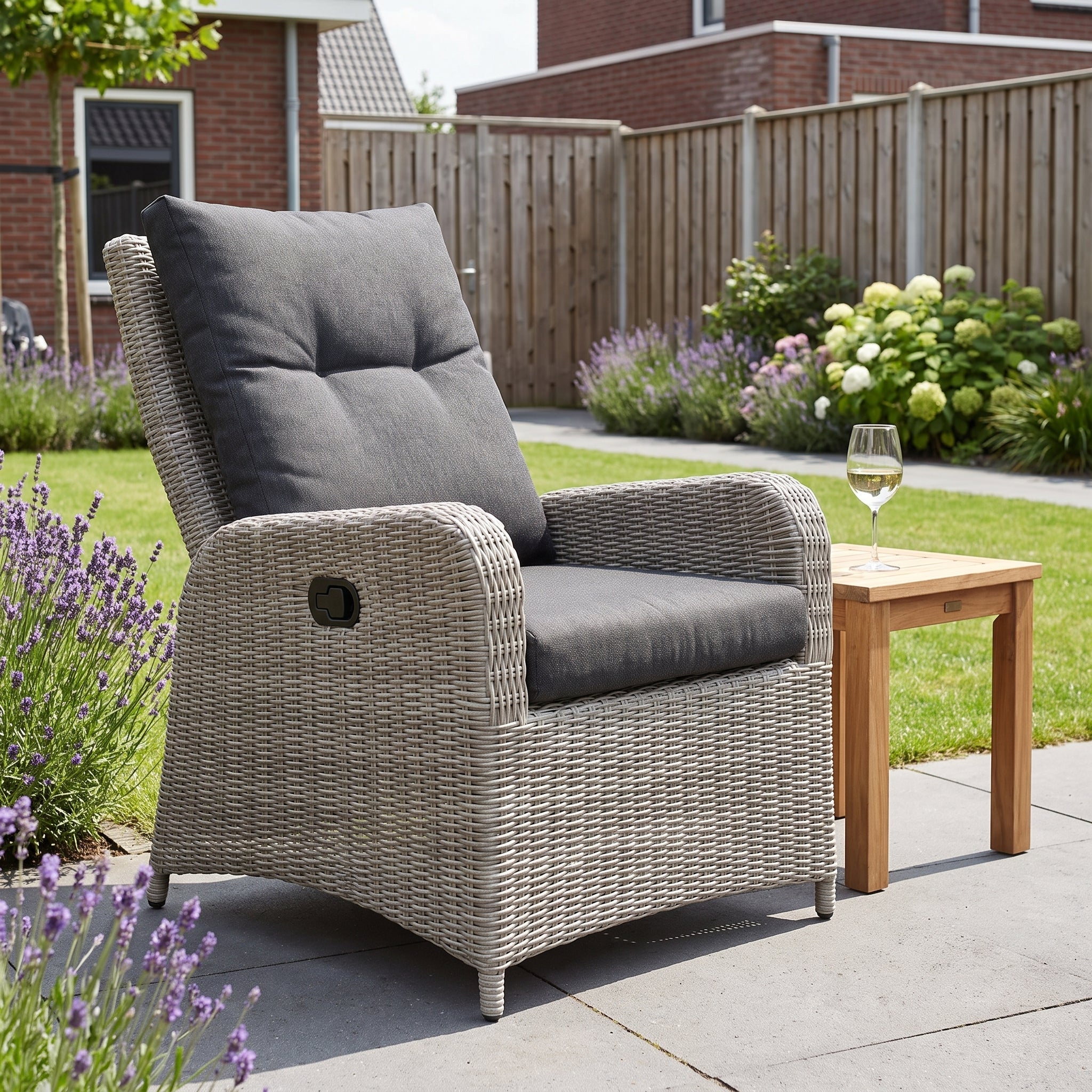 Florida Loungestoel - Light Kobo Grey in een sfeervolle tuin - Outnest tuinmeubelen