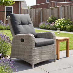 Florida Loungestoel - Light Kobo Grey in een sfeervolle tuin - Outnest tuinmeubelen