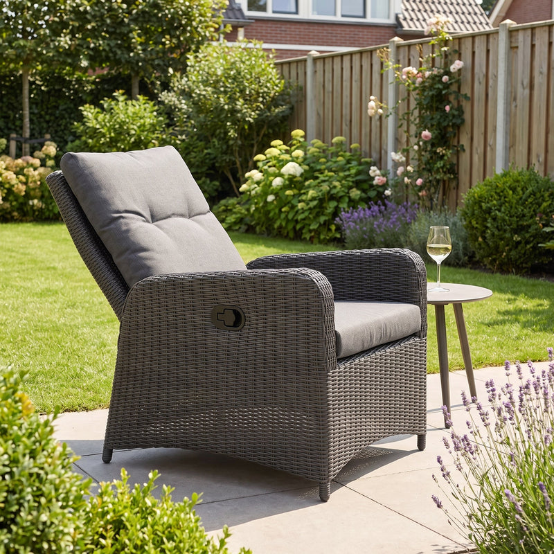 Florida Loungestoel - Rock Grey in een sfeervolle tuin - Outnest tuinmeubelen