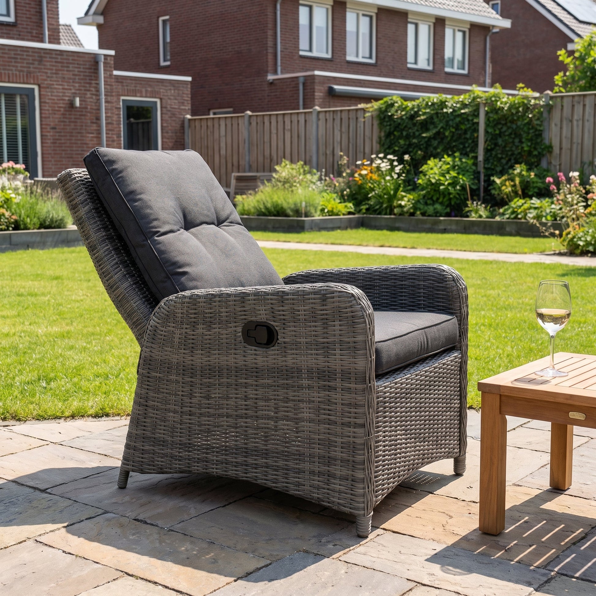 Florida Loungestoel - Kobo Grey in een sfeervolle tuin - Outnest tuinmeubelen