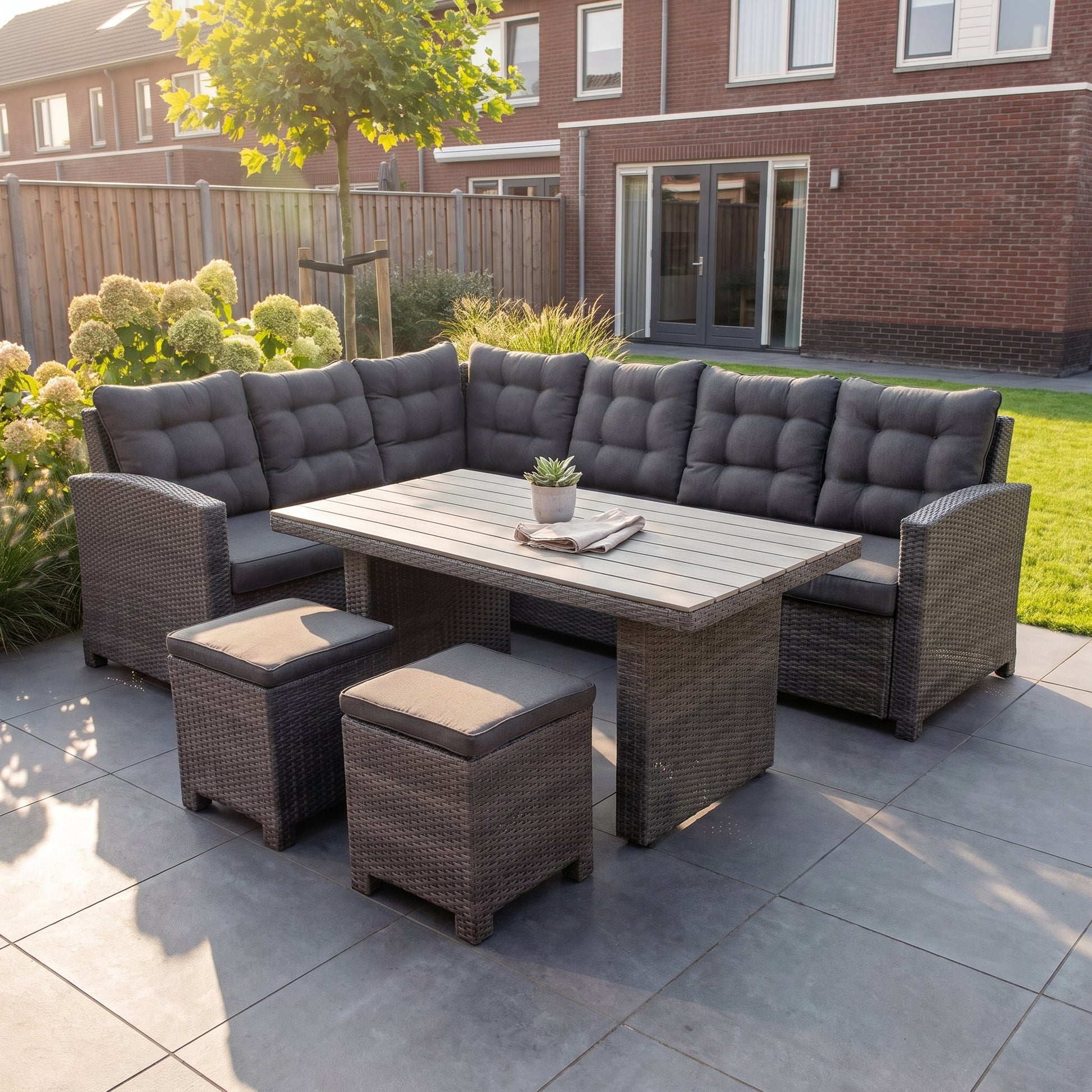 Las Palmas Dining Loungeset - Dark Grey / Hoge tafel, polywood / Links in een sfeervolle tuin - Outnest tuinmeubelen