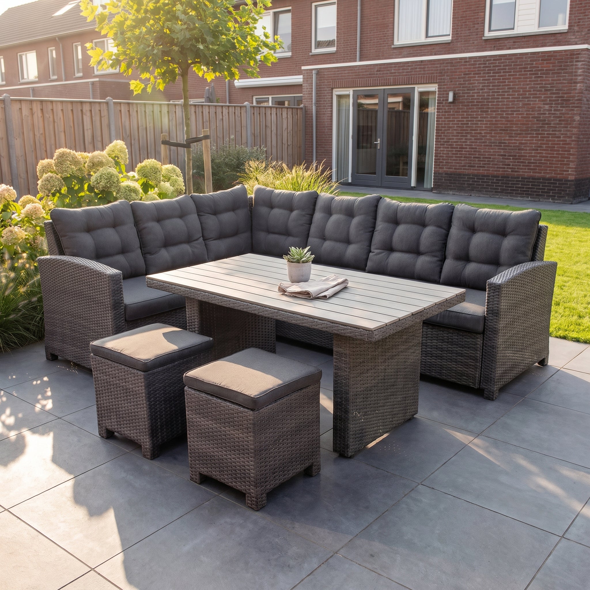 Las Palmas Dining Loungeset - Dark Grey / Hoge tafel, polywood / Links in een sfeervolle tuin - Outnest tuinmeubelen