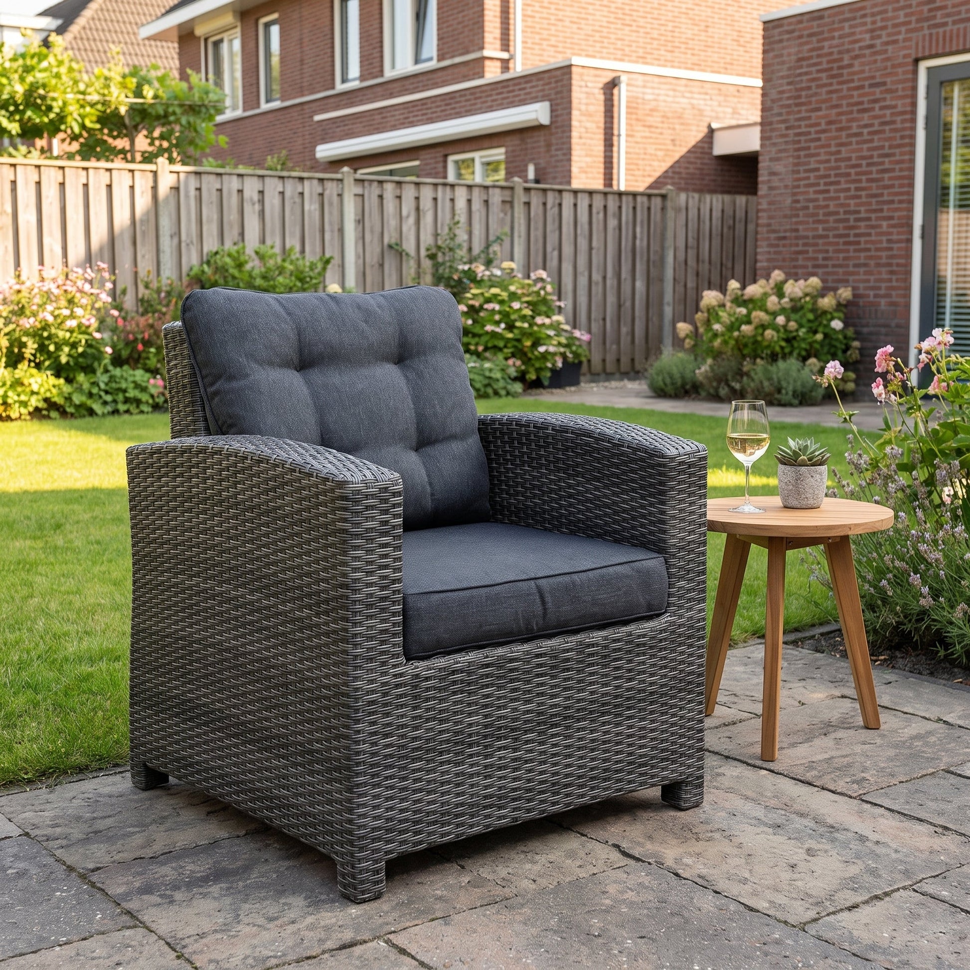 Las Palmas Loungestoel - Dark Grey in een sfeervolle tuin - Outnest tuinmeubelen