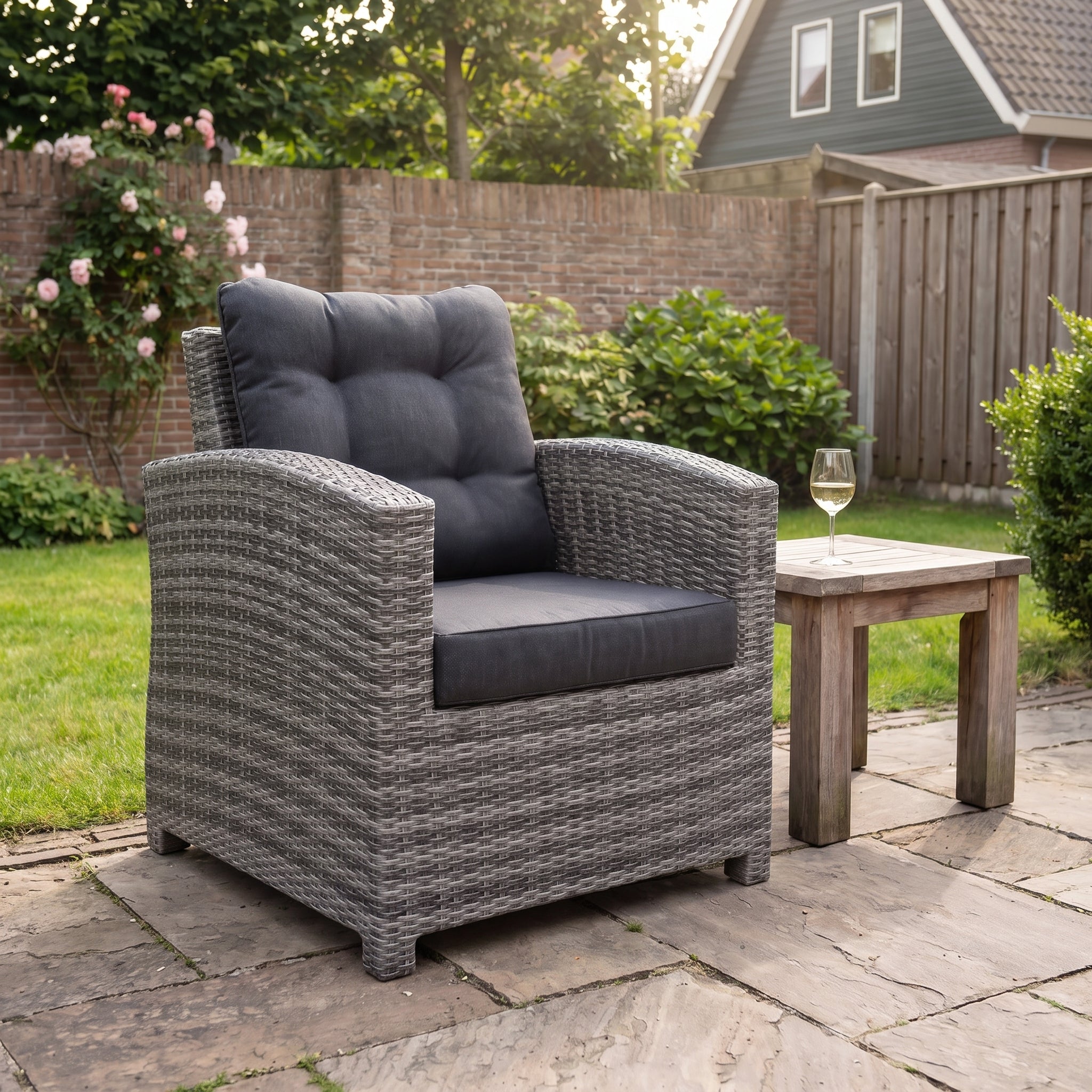 Las Palmas Loungestoel - Light Grey in een sfeervolle tuin - Outnest tuinmeubelen