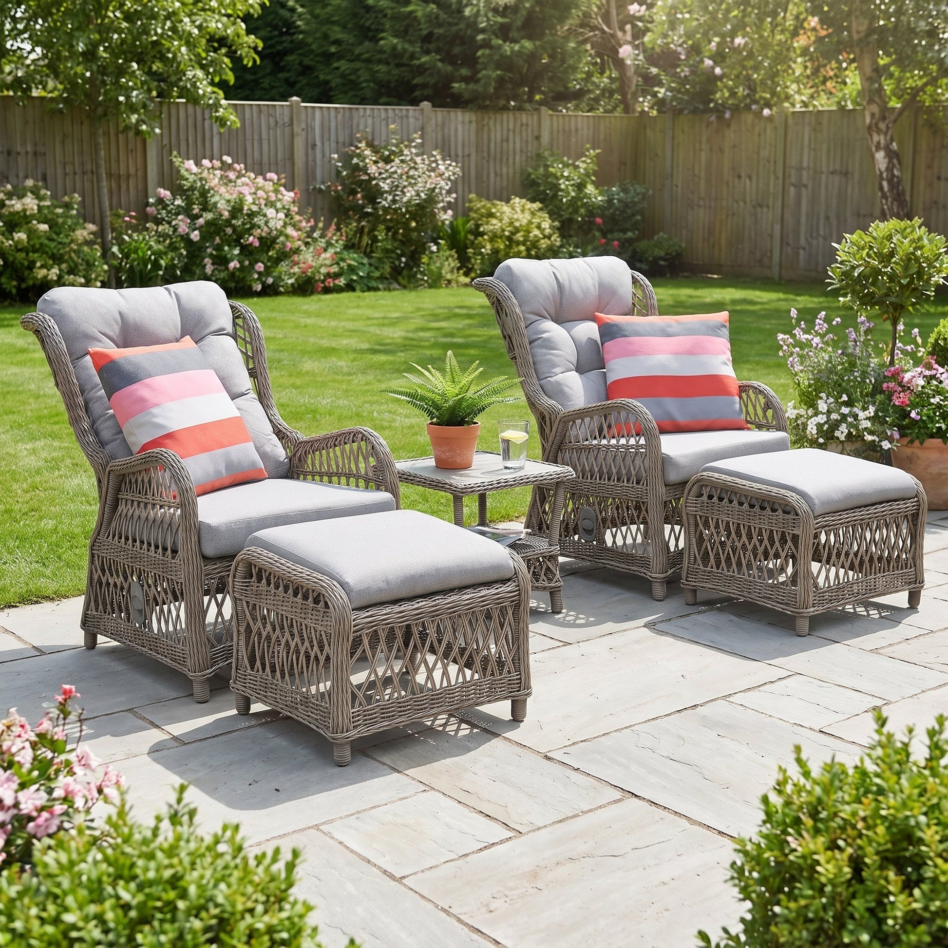 Lucca Verstelbare Loungeset - Faded Sand in een sfeervolle tuin - Outnest tuinmeubelen