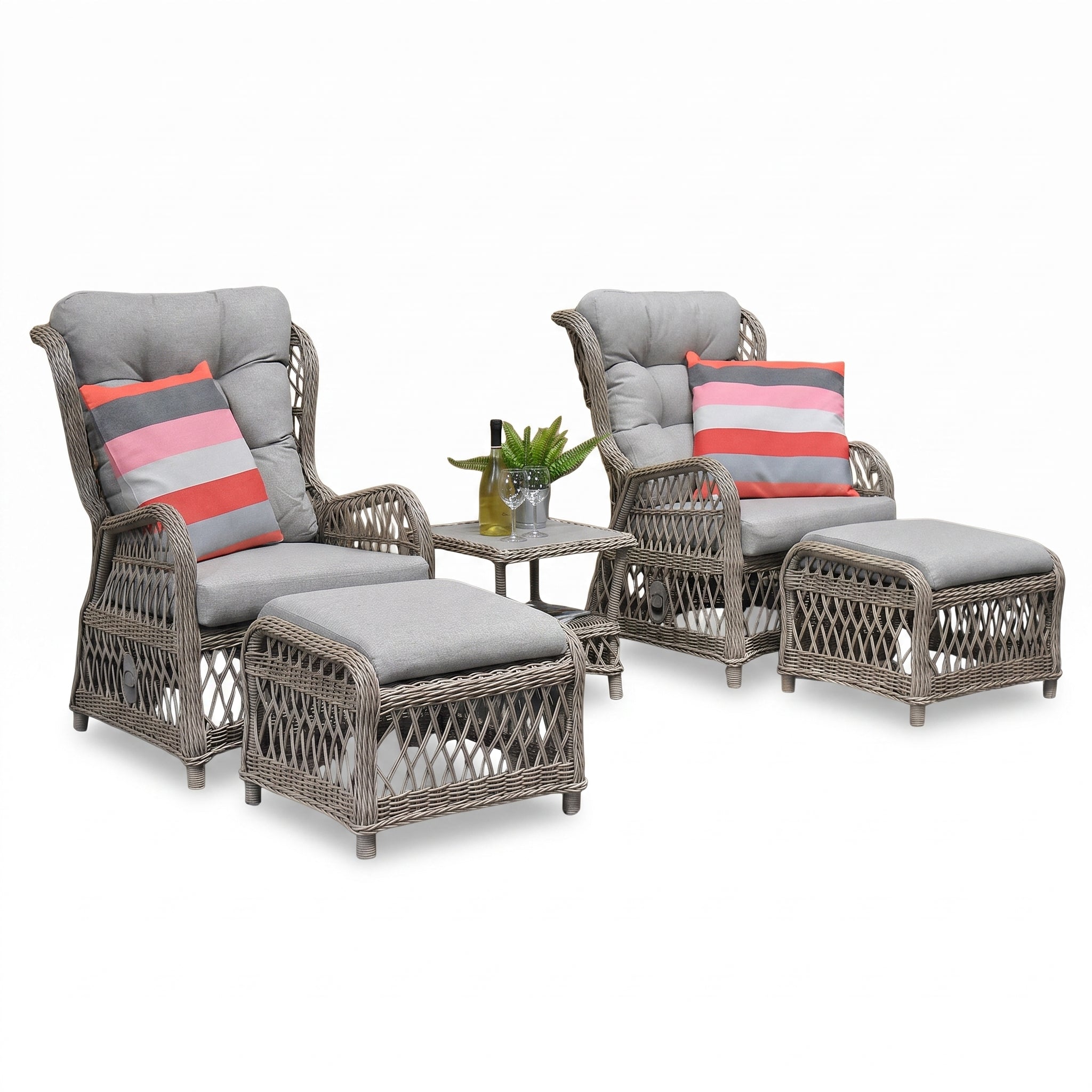 Lucca Verstelbare Loungeset - Faded Sand in een sfeervolle tuin - Outnest tuinmeubelen