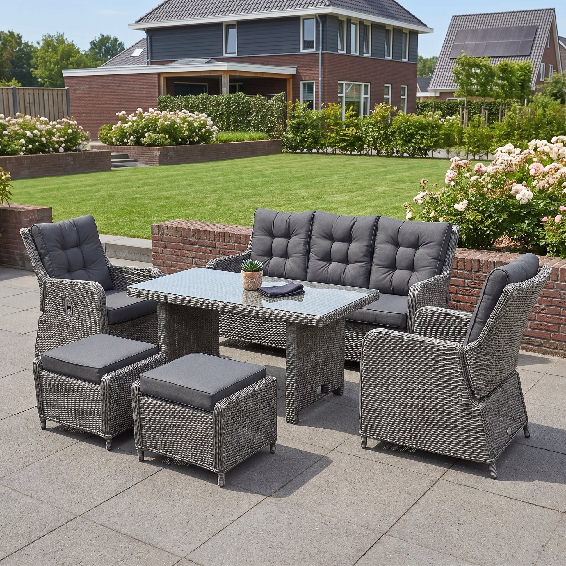 Madrid Verstelbare Dining Loungeset 3-zits + 2 stoelen - Glas / Kobo Grey / Hoog in een sfeervolle tuin - Outnest