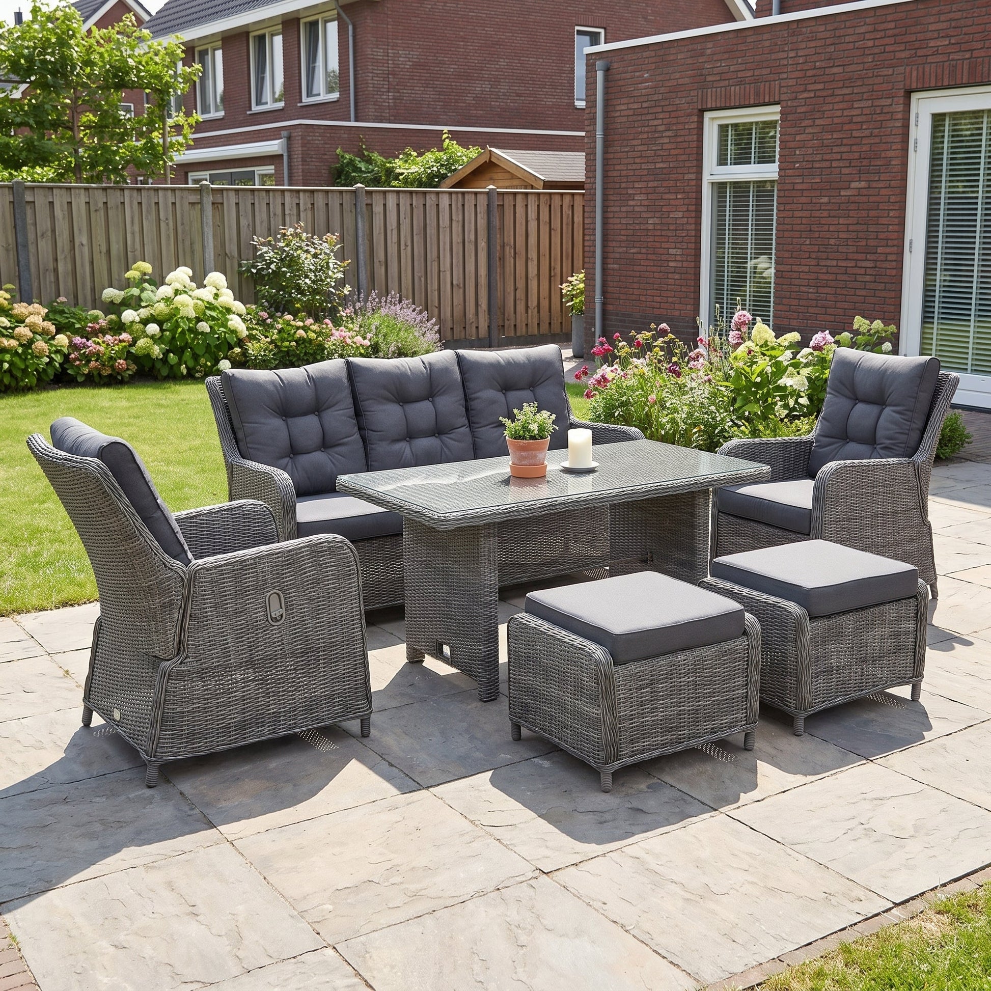 Madrid Verstelbare Dining Loungeset 4 Personen - Glas / Kobo Grey / Hoog in een sfeervolle tuin - Outnest tuinmeubelen