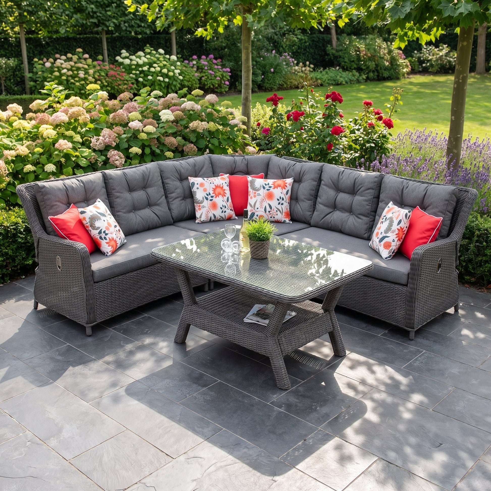 Madrid verstelbare hoekbank Rock Grey met schap-tafel - sfeerbeeld op terras - Outnest