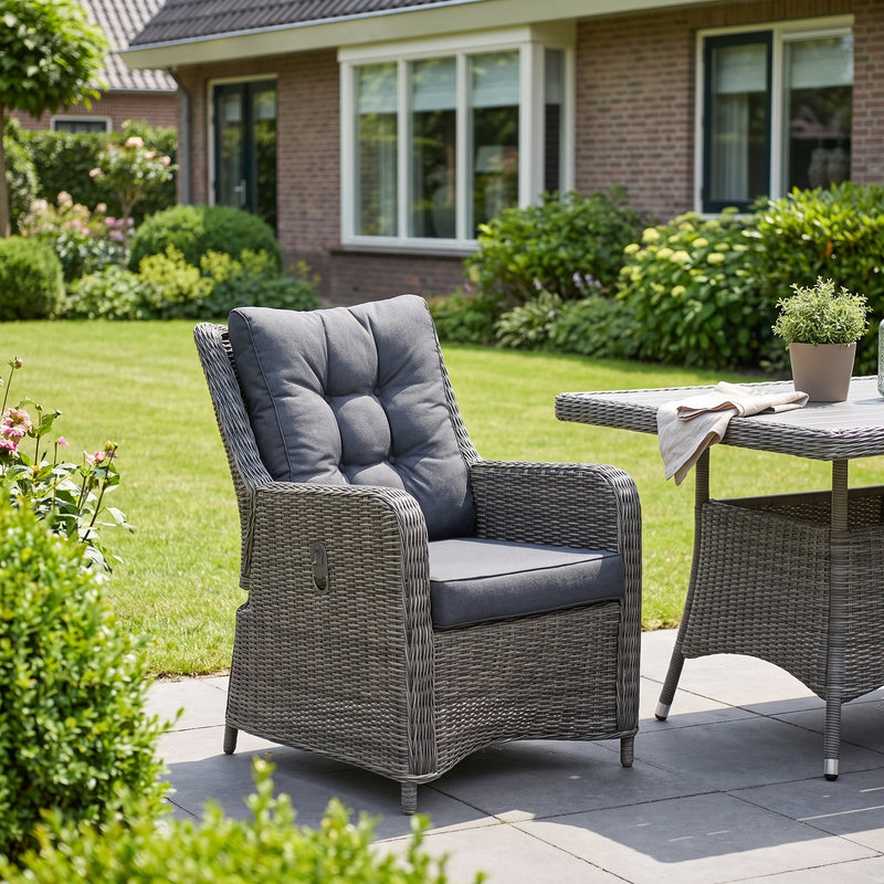 Madrid Verstelbare Tuinstoel | Lounge - Kobo Grey in een sfeervolle tuin - Outnest tuinmeubelen