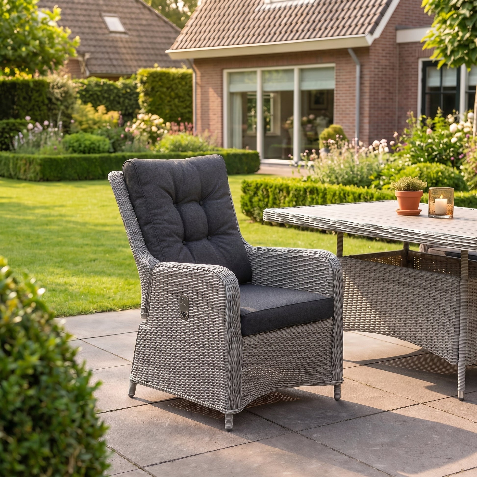 Madrid Verstelbare Tuinstoel | Lounge - Light Kobo Grey in een sfeervolle tuin - Outnest tuinmeubelen