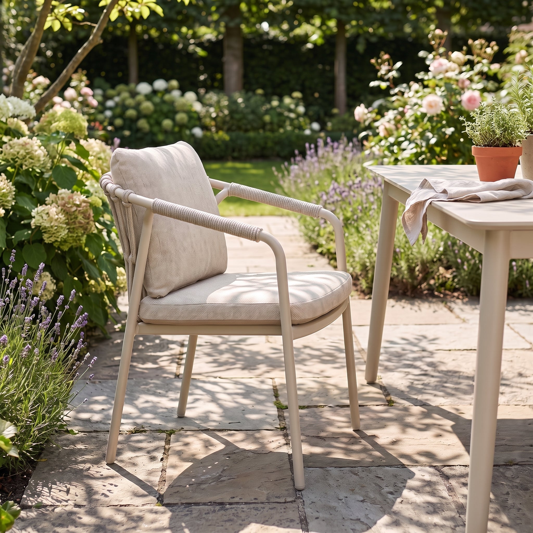Marc Tuinstoel | Dining - Beige in een sfeervolle tuin - Outnest tuinmeubelen