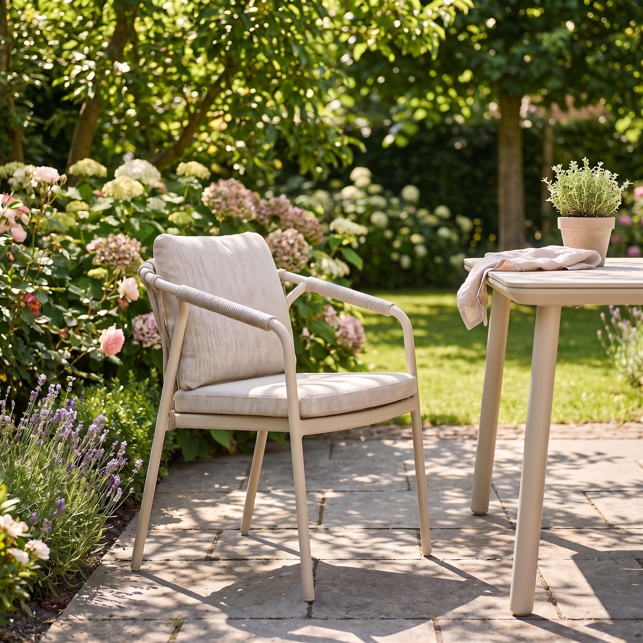 Marc Tuinstoel Dining Beige in sfeervolle tuin - Outnest tuinmeubelen
