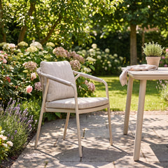 Marc Tuinstoel Dining Beige in sfeervolle tuin - Outnest tuinmeubelen