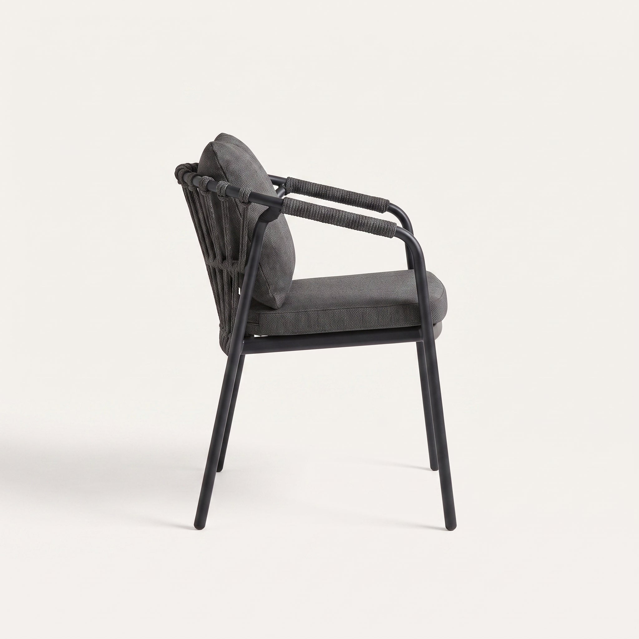 Marc Tuinstoel Dining Dark Grey - studiofoto op witte achtergrond - Outnest tuinmeubelen