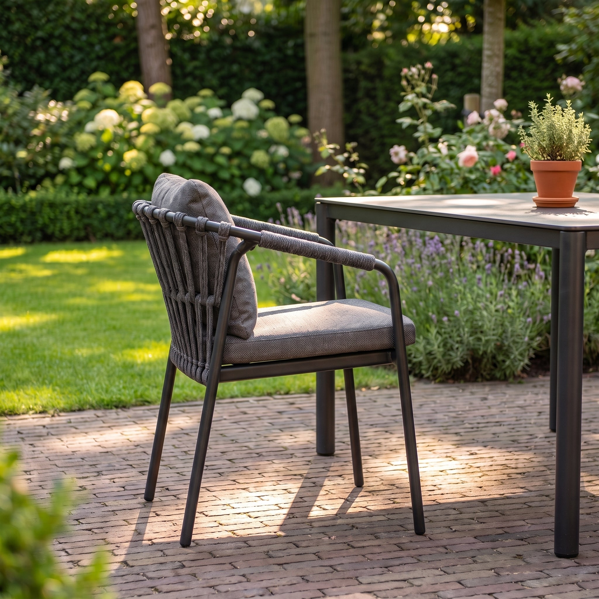 Marc Tuinstoel Dining Dark Grey in sfeervolle tuin - Outnest tuinmeubelen