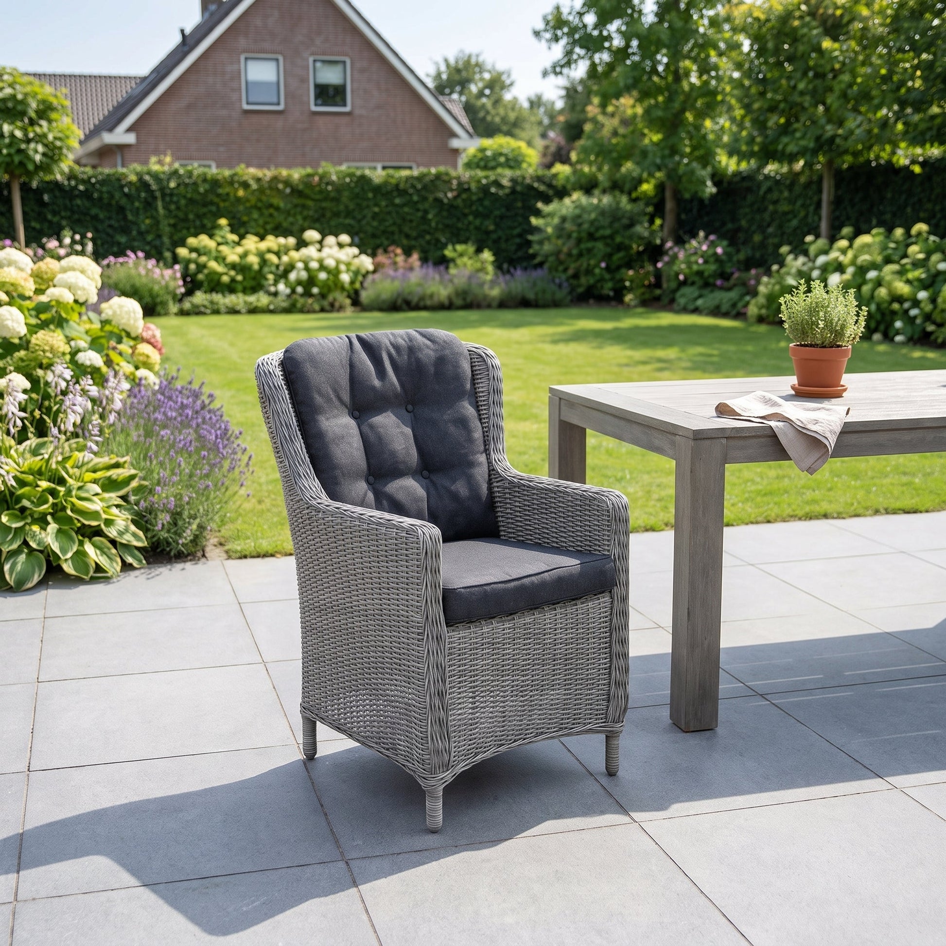 Marina Tuinstoel | Dining - Light Kobo Grey in een sfeervolle tuin - Outnest tuinmeubelen