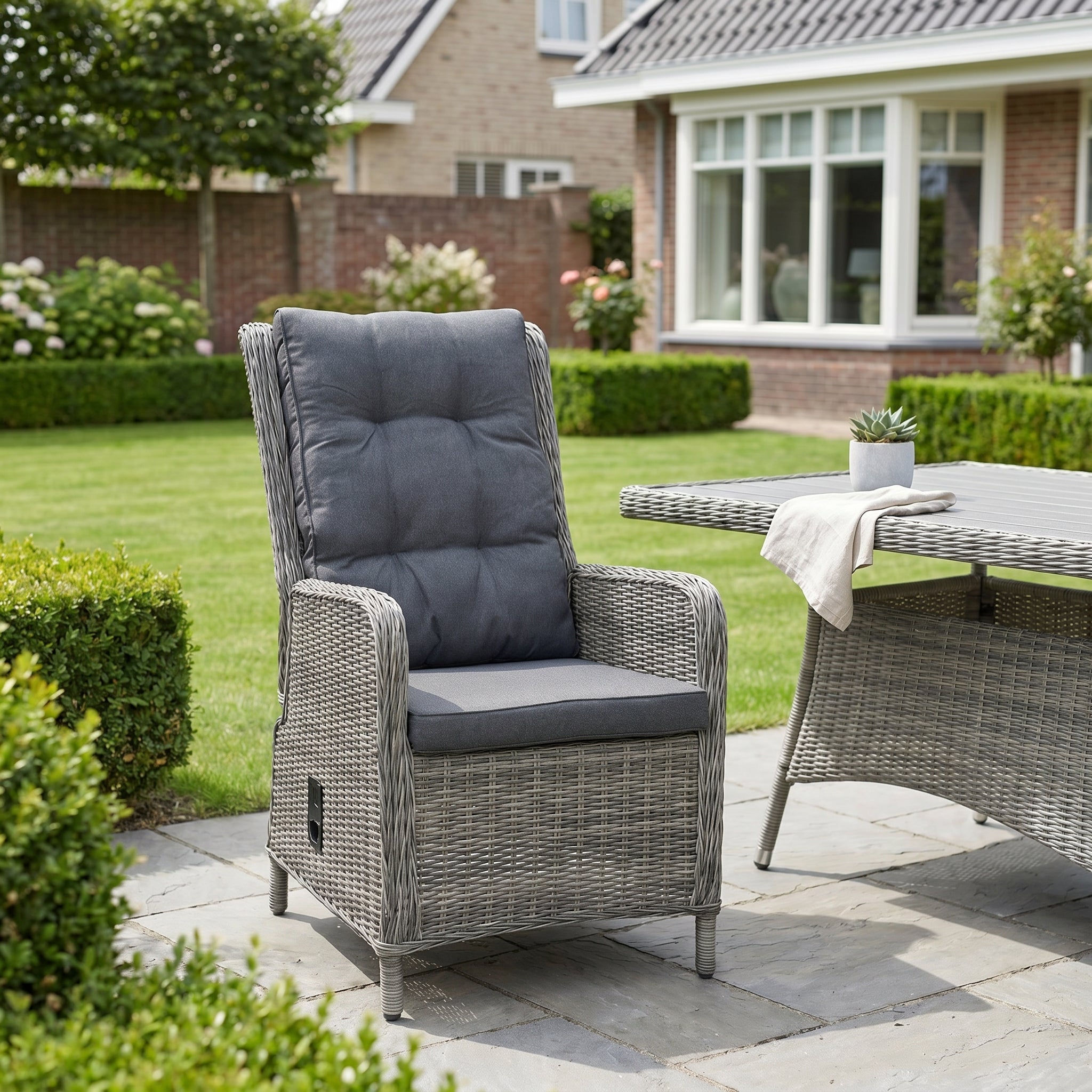 Marling Verstelbare Tuinstoel | Dining - Kobo Grey in een sfeervolle tuin - Outnest tuinmeubelen