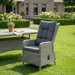 Marling Verstelbare Tuinstoel | Dining - Natural Grey in een sfeervolle tuin - Outnest tuinmeubelen