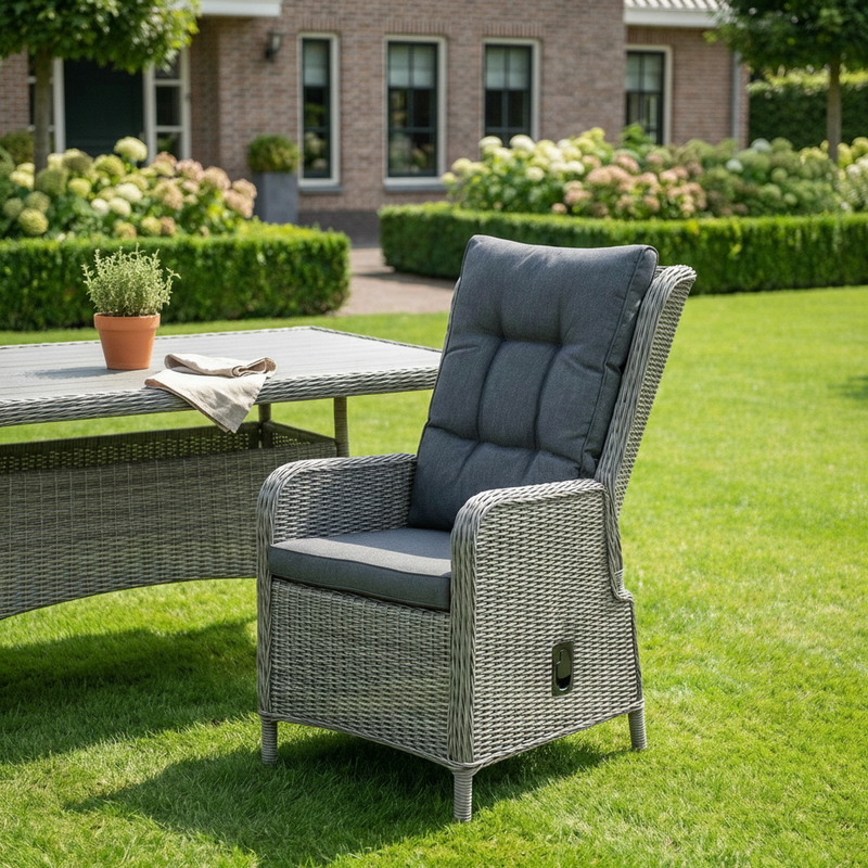 Marling Verstelbare Tuinstoel | Dining - Natural Grey in een sfeervolle tuin - Outnest tuinmeubelen