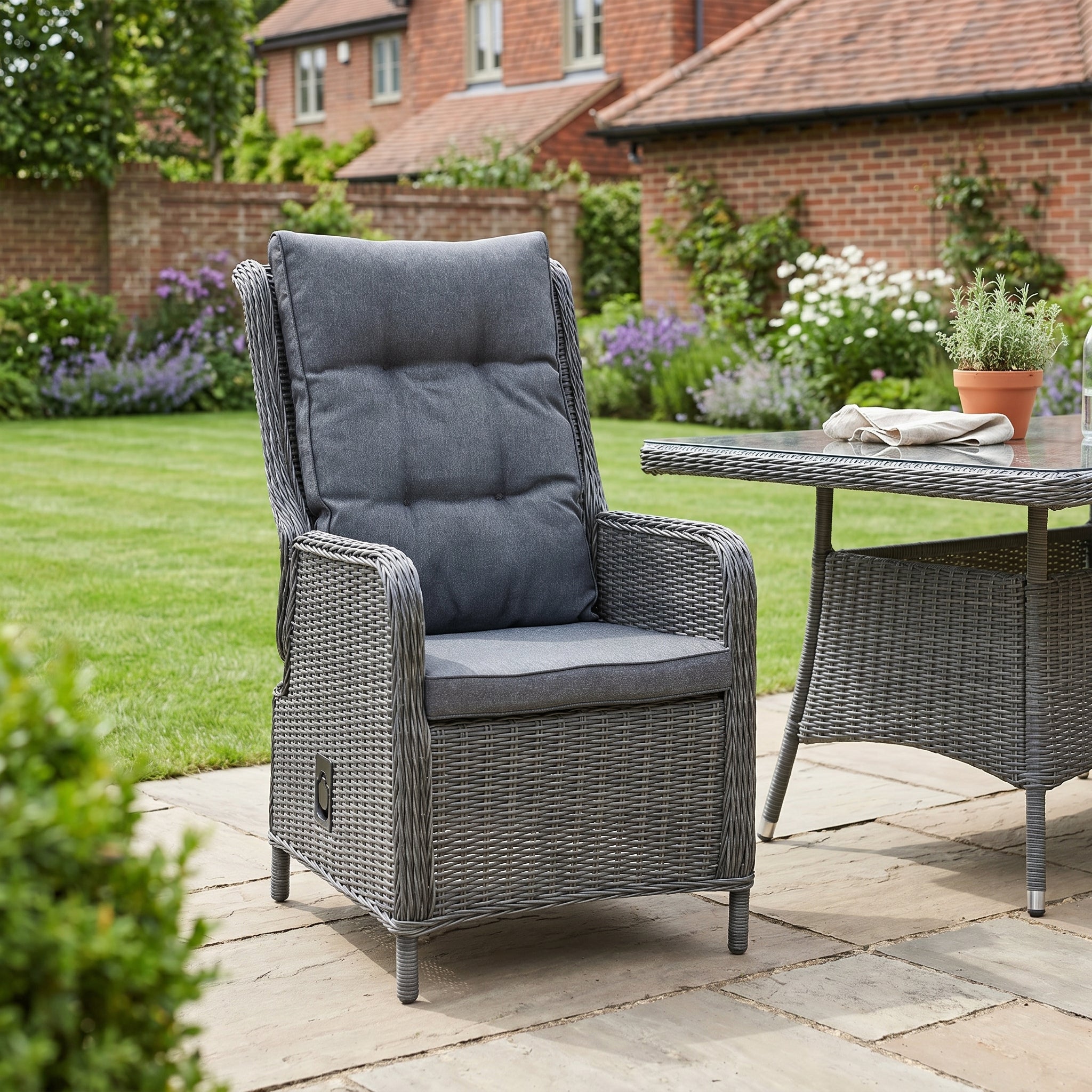 Marling Verstelbare Tuinstoel | Dining - Rock Grey in een sfeervolle tuin - Outnest tuinmeubelen