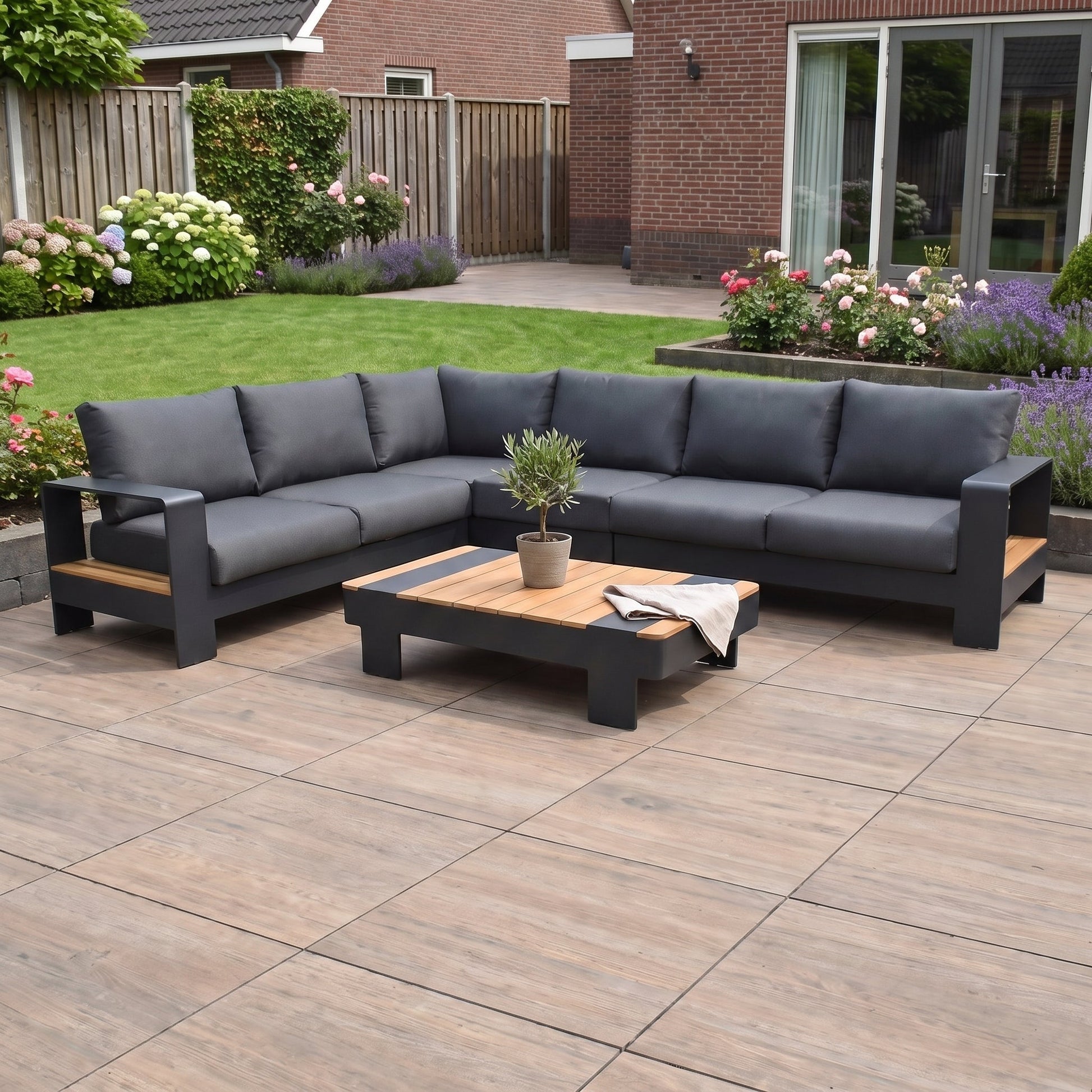 Megara Hoek Loungeset in een sfeervolle tuin - Outnest tuinmeubelen
