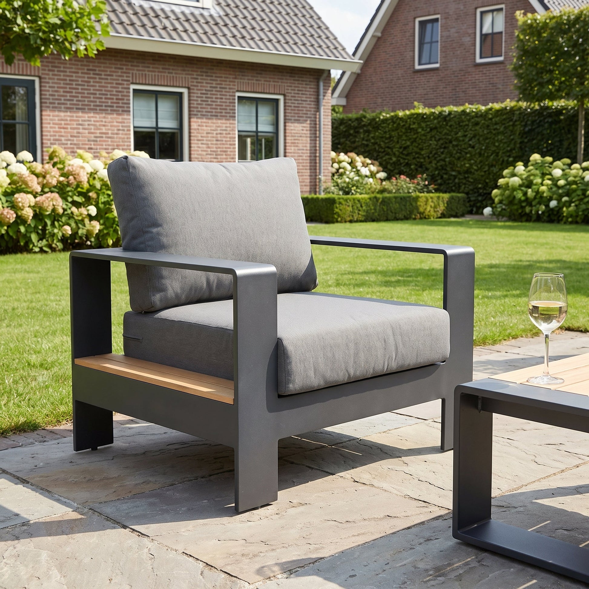 Megara Loungestoel in een sfeervolle tuin - Outnest tuinmeubelen