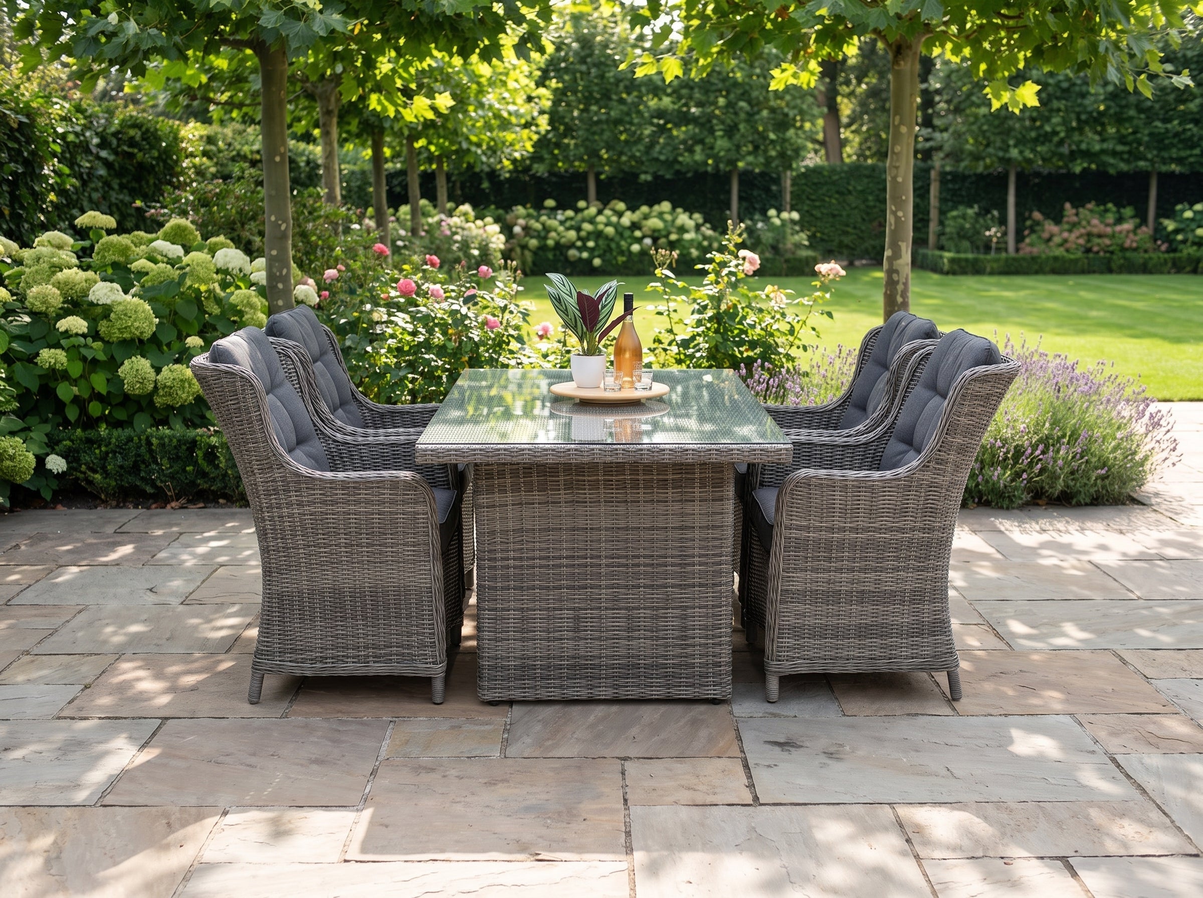 Menorca-Darwin Tuinset 4 Personen - Glas / Kobo Grey in een sfeervolle tuin - Outnest tuinmeubelen