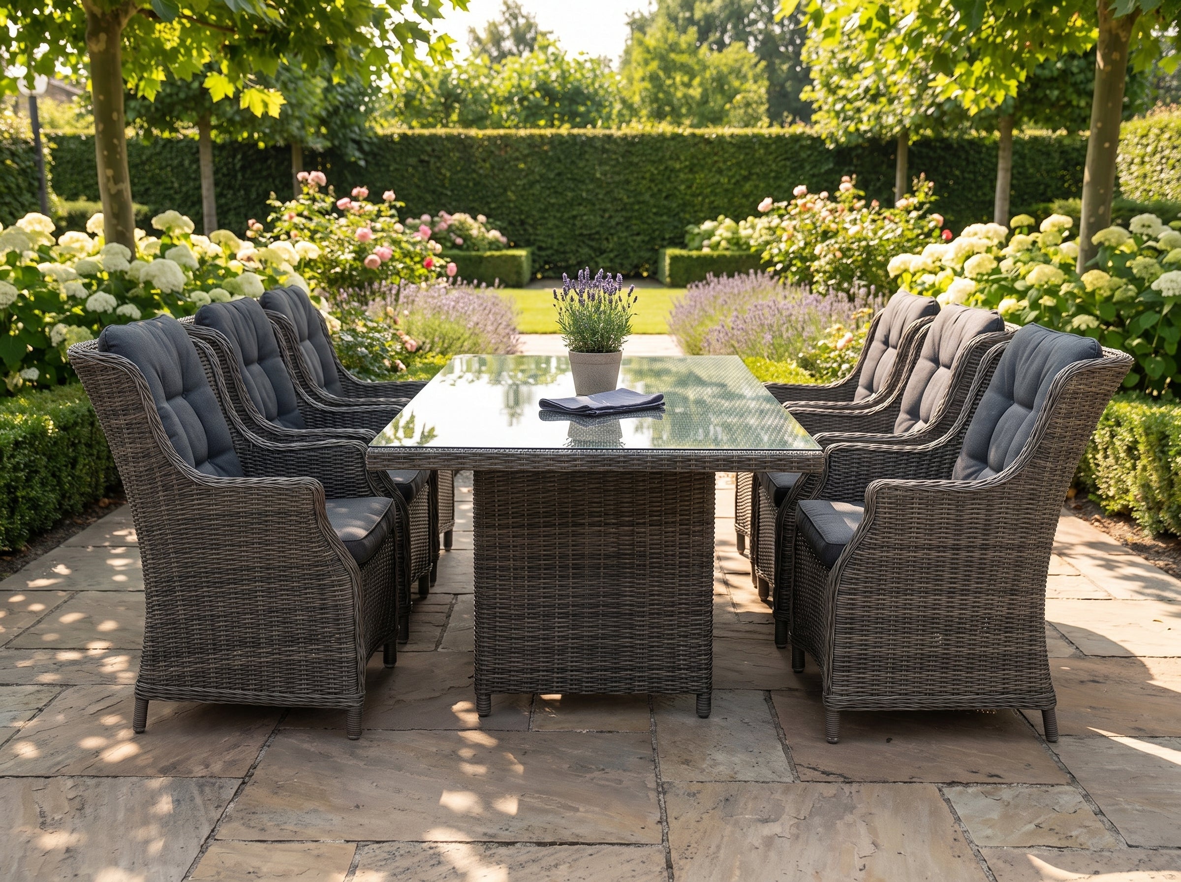 Menorca-Darwin Tuinset 6 Personen - Glas / Kobo Grey in een sfeervolle tuin - Outnest tuinmeubelen
