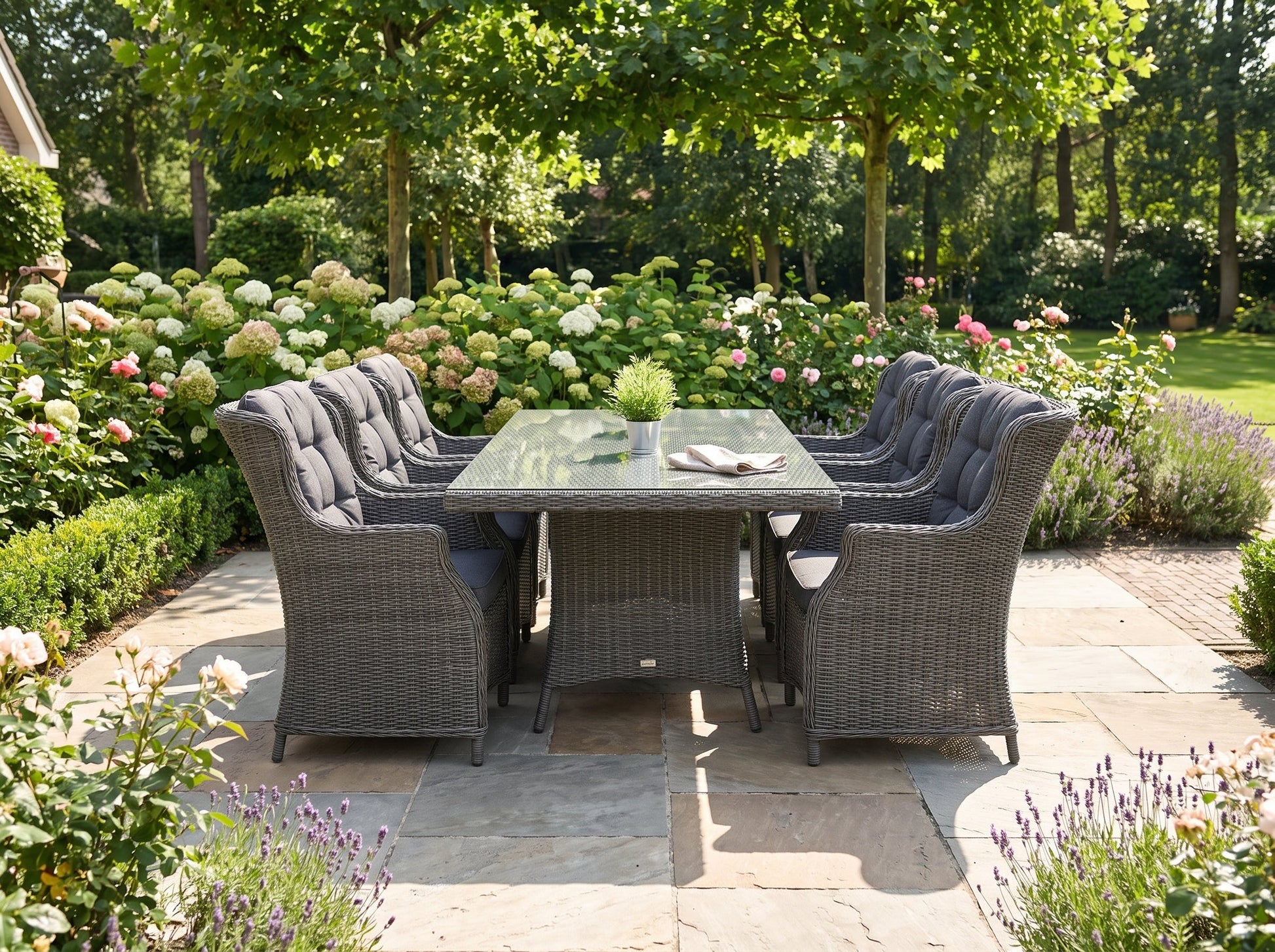 Menorca-Darwin Tuinset 6 Personen - Glas / Rock Grey in een sfeervolle tuin - Outnest tuinmeubelen