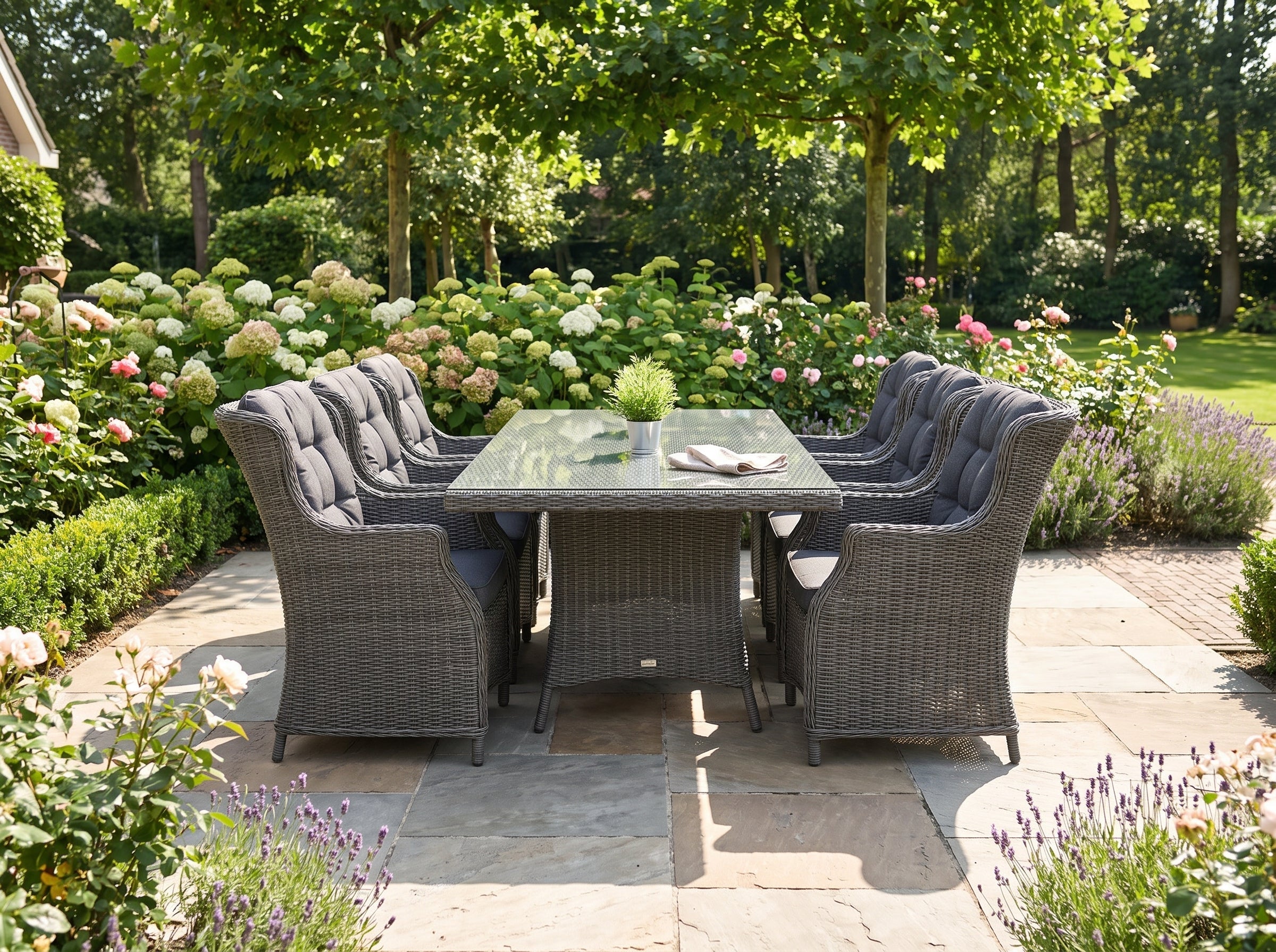 Menorca-Darwin Tuinset 6 Personen - Glas / Rock Grey in een sfeervolle tuin - Outnest tuinmeubelen
