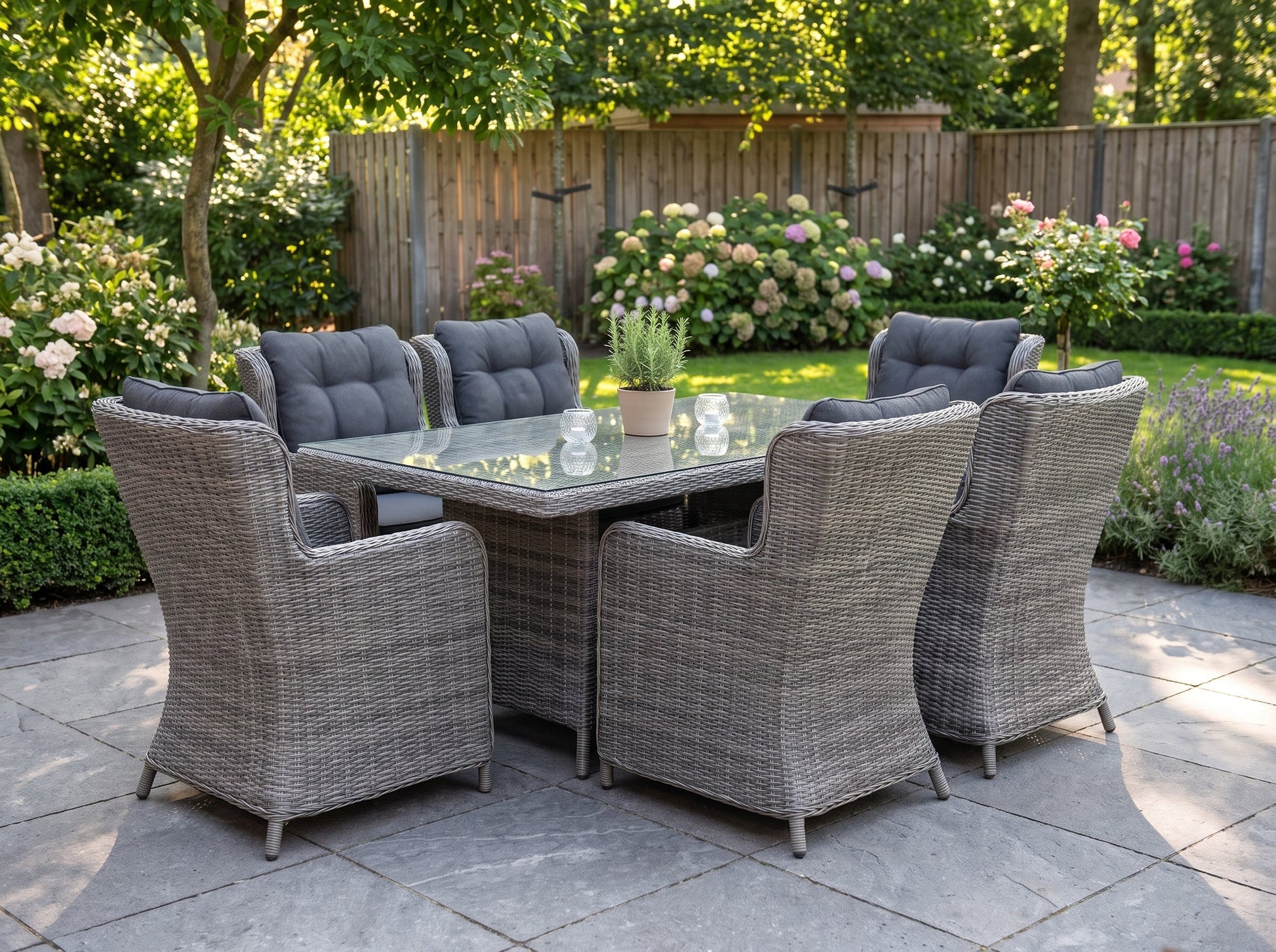 Menorca-Delano Tuinset 6 Personen - Glas / Natural Grey in een sfeervolle tuin - Outnest tuinmeubelen