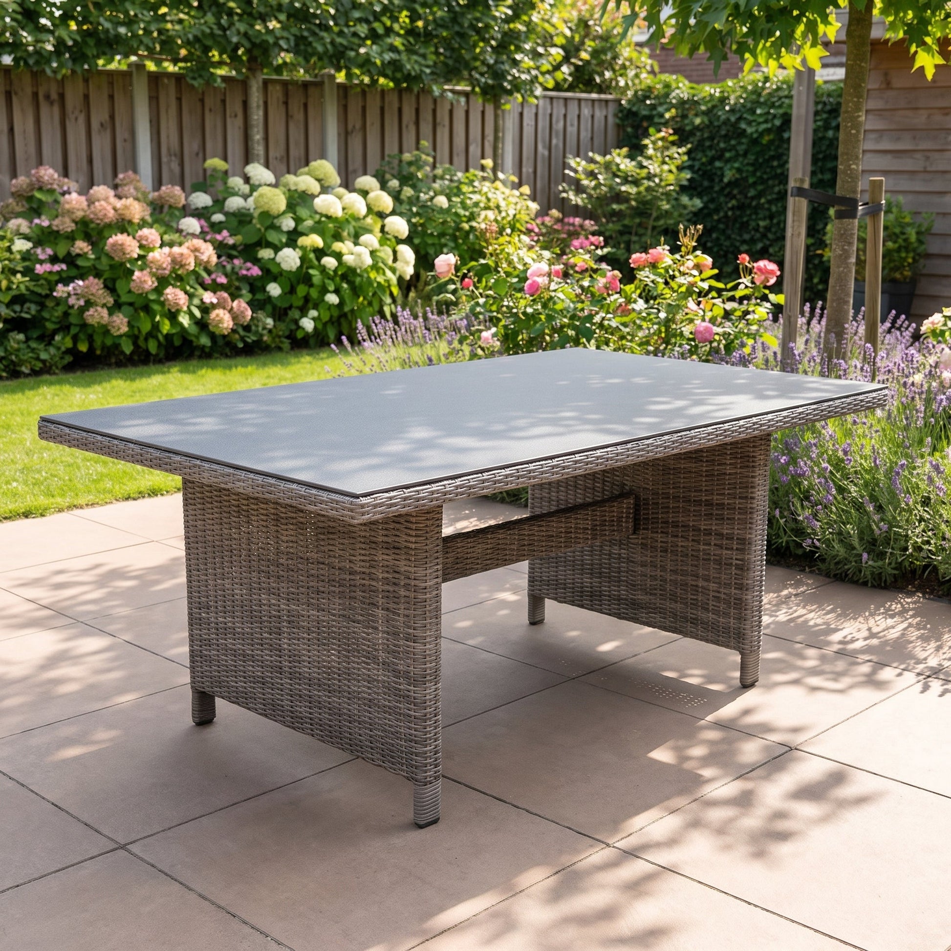 Menorca tuintafel 225x100 spraystone Kobo Grey - sfeerbeeld op terras - Outnest