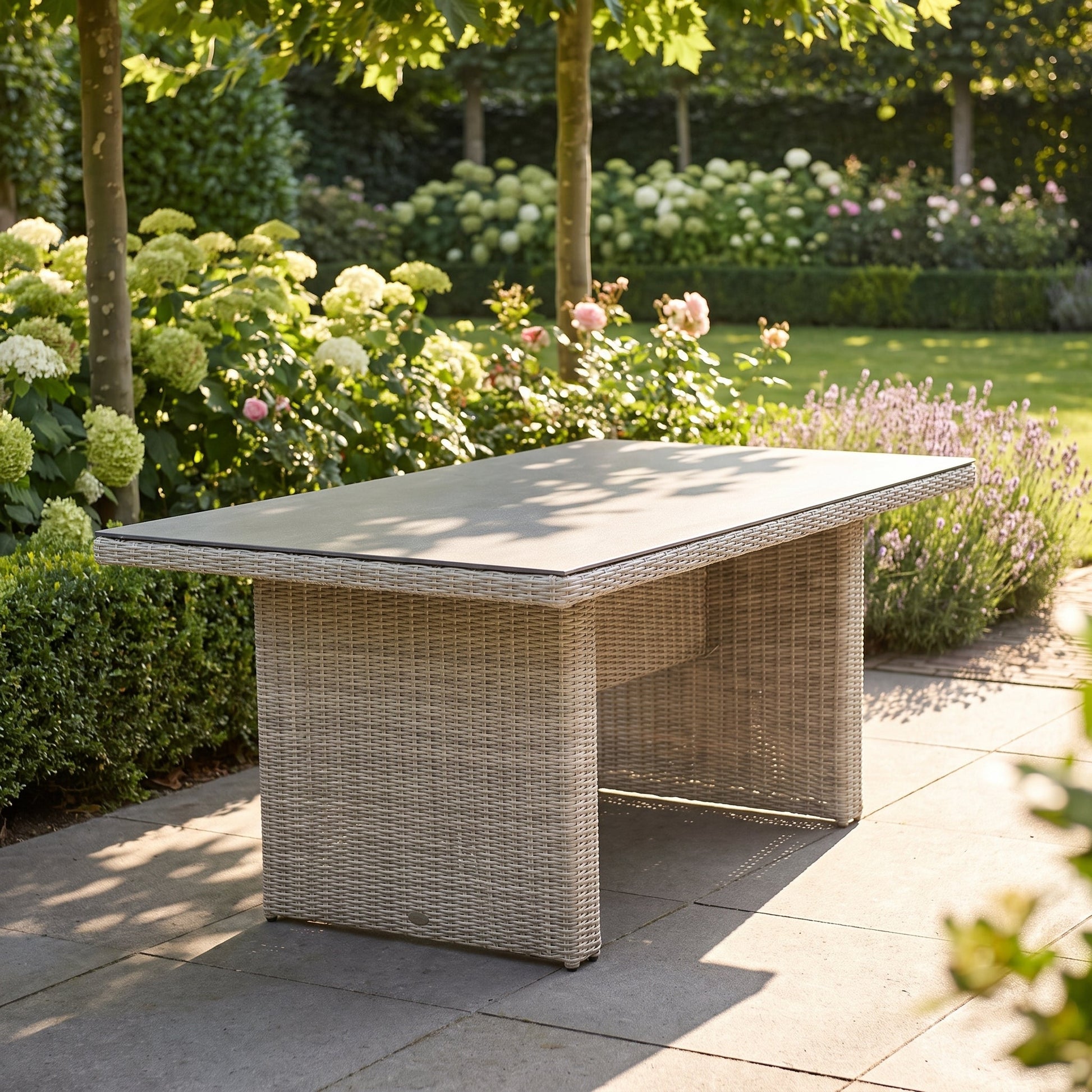Menorca tuintafel 225x100 spraystone Natural Grey - sfeerbeeld op terras - Outnest