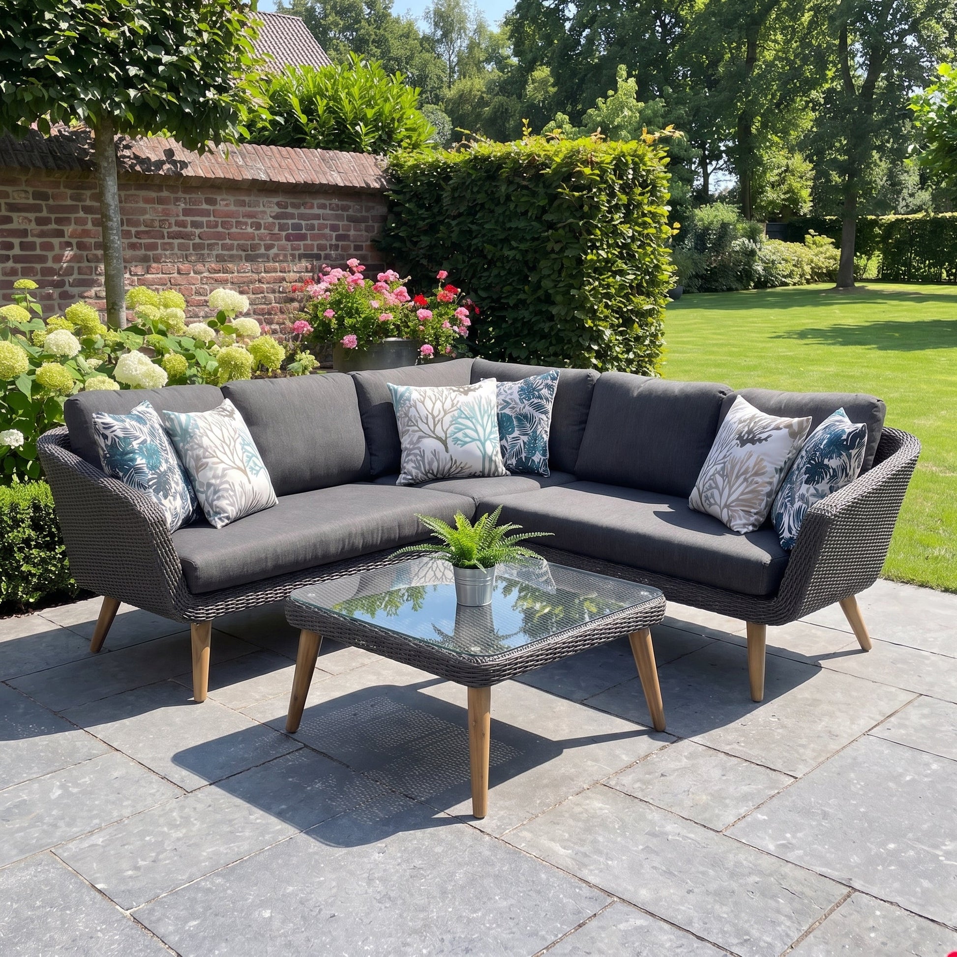 Milano Hoek Loungeset - Anthracite in een sfeervolle tuin - Outnest tuinmeubelen