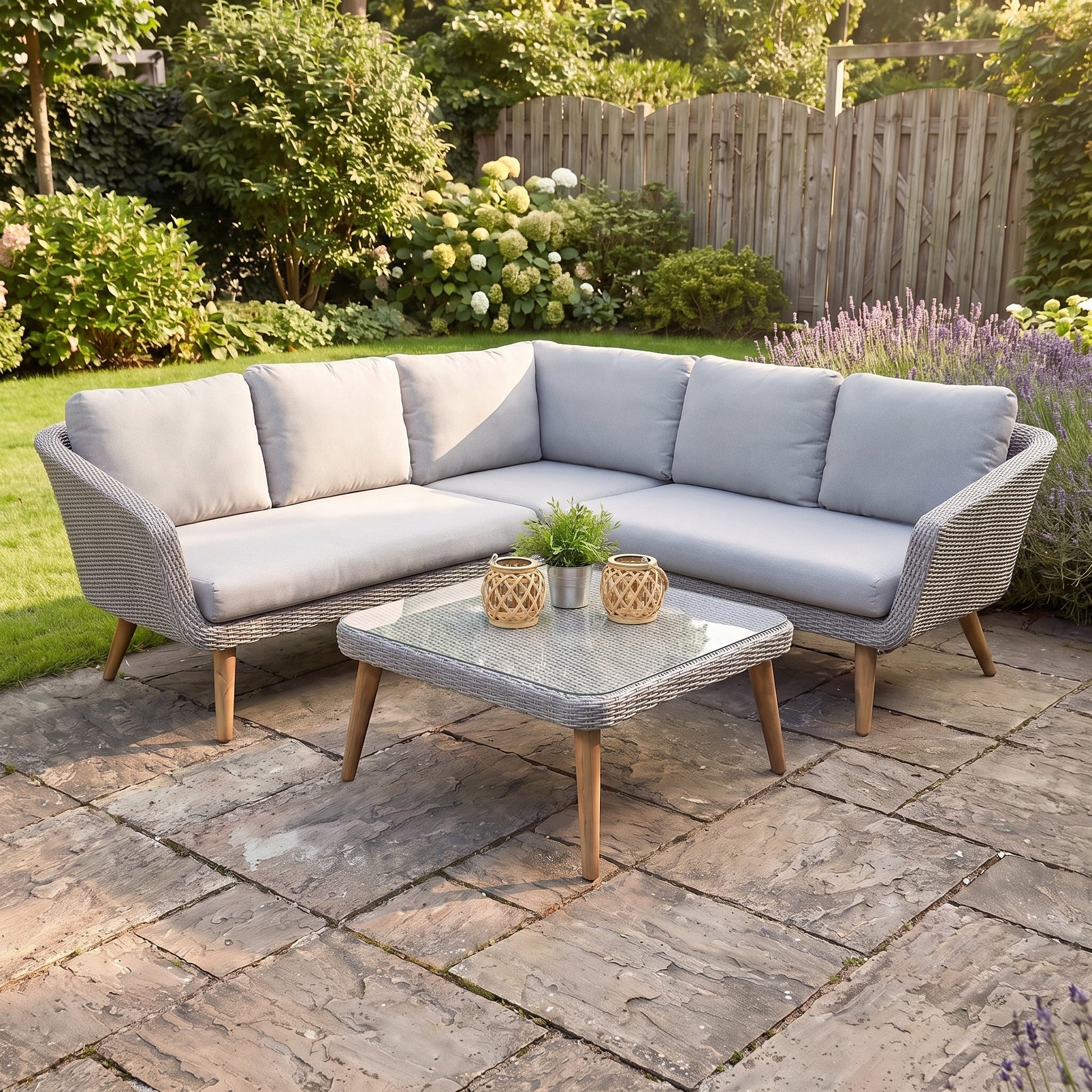 Milano Hoek Loungeset - White in een sfeervolle tuin - Outnest tuinmeubelen