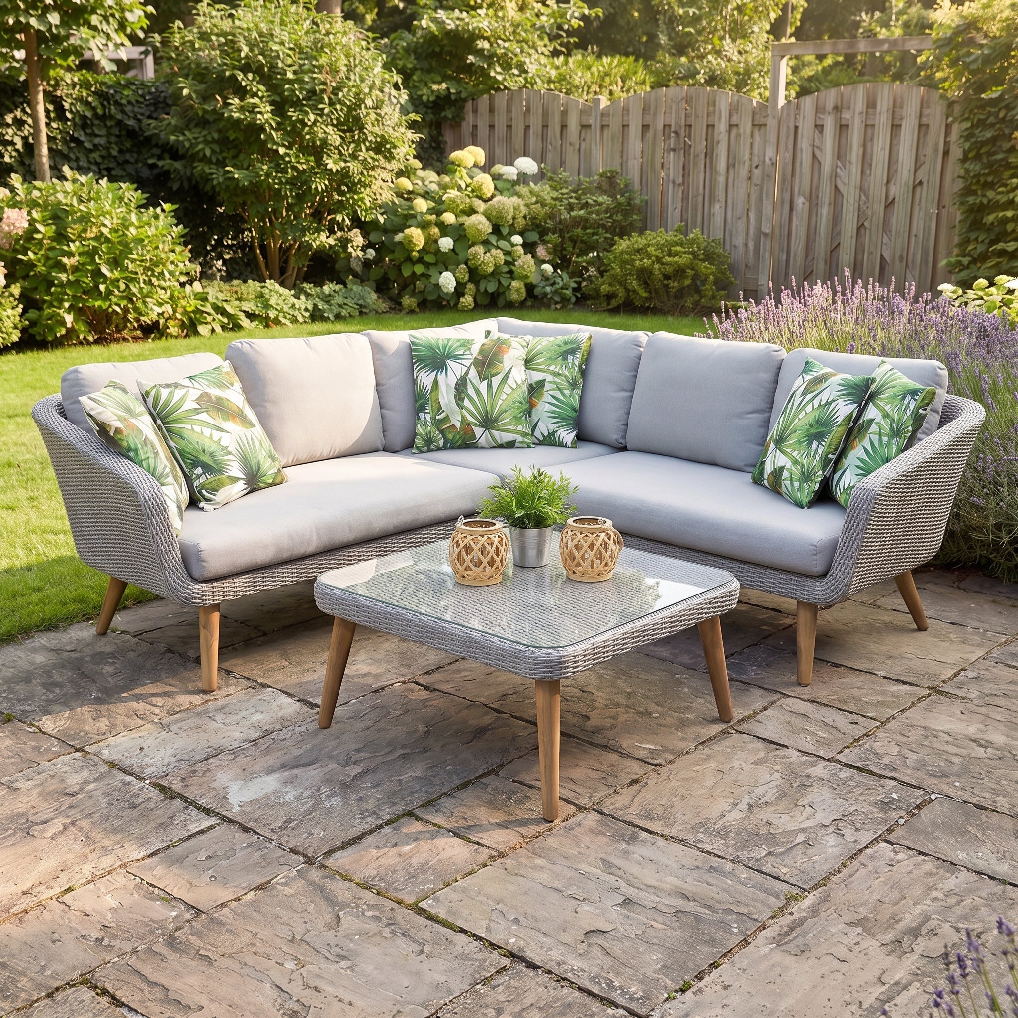 Milano Hoek Loungeset - White in een sfeervolle tuin - Outnest tuinmeubelen