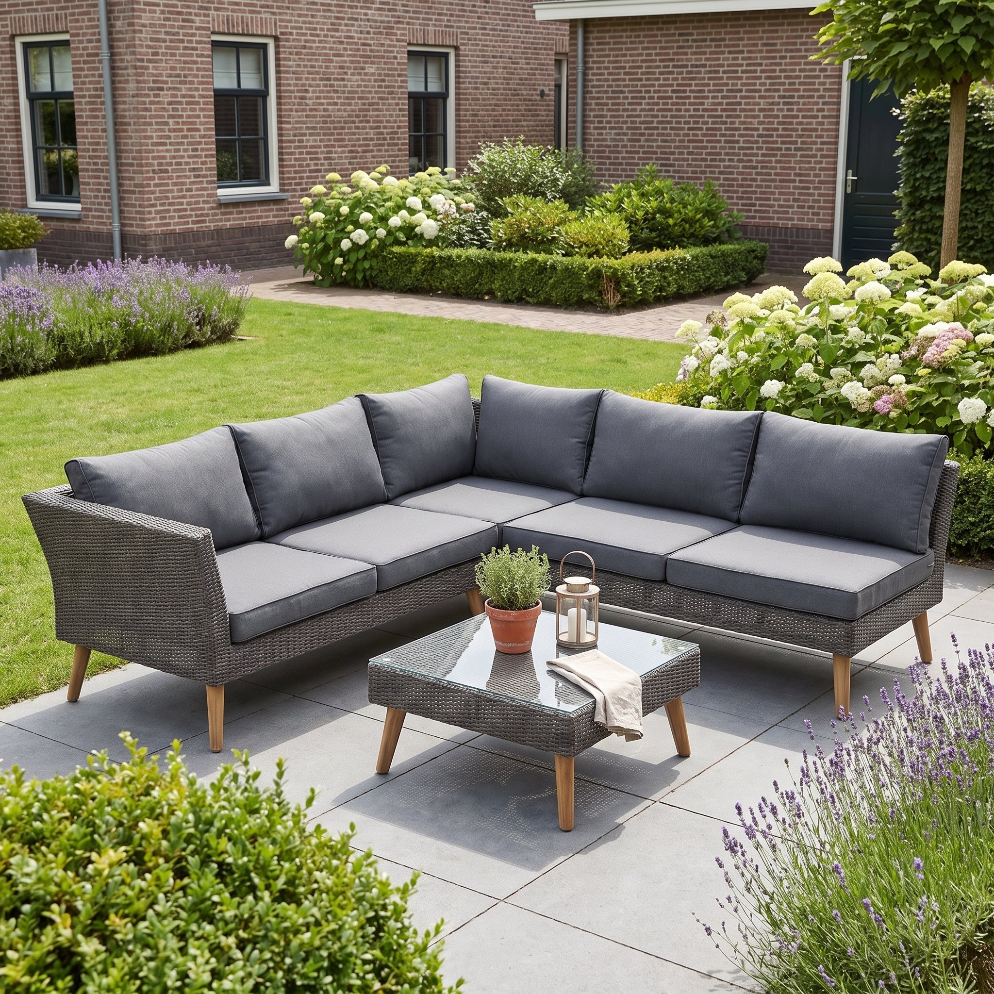 Milano Loungeset 3 zits + 2 stoelen - Anthracite in een sfeervolle tuin - Outnest tuinmeubelen