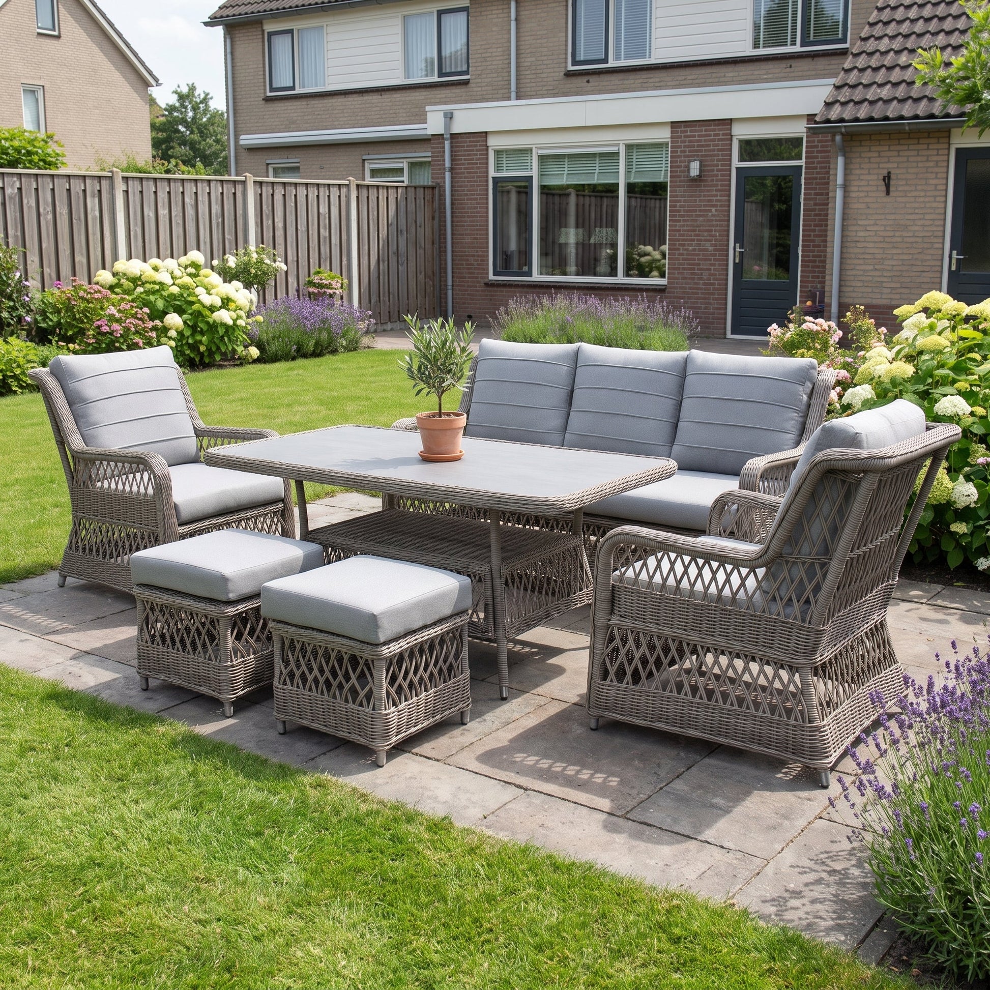 Napoli Loungeset in een sfeervolle tuin - Outnest tuinmeubelen