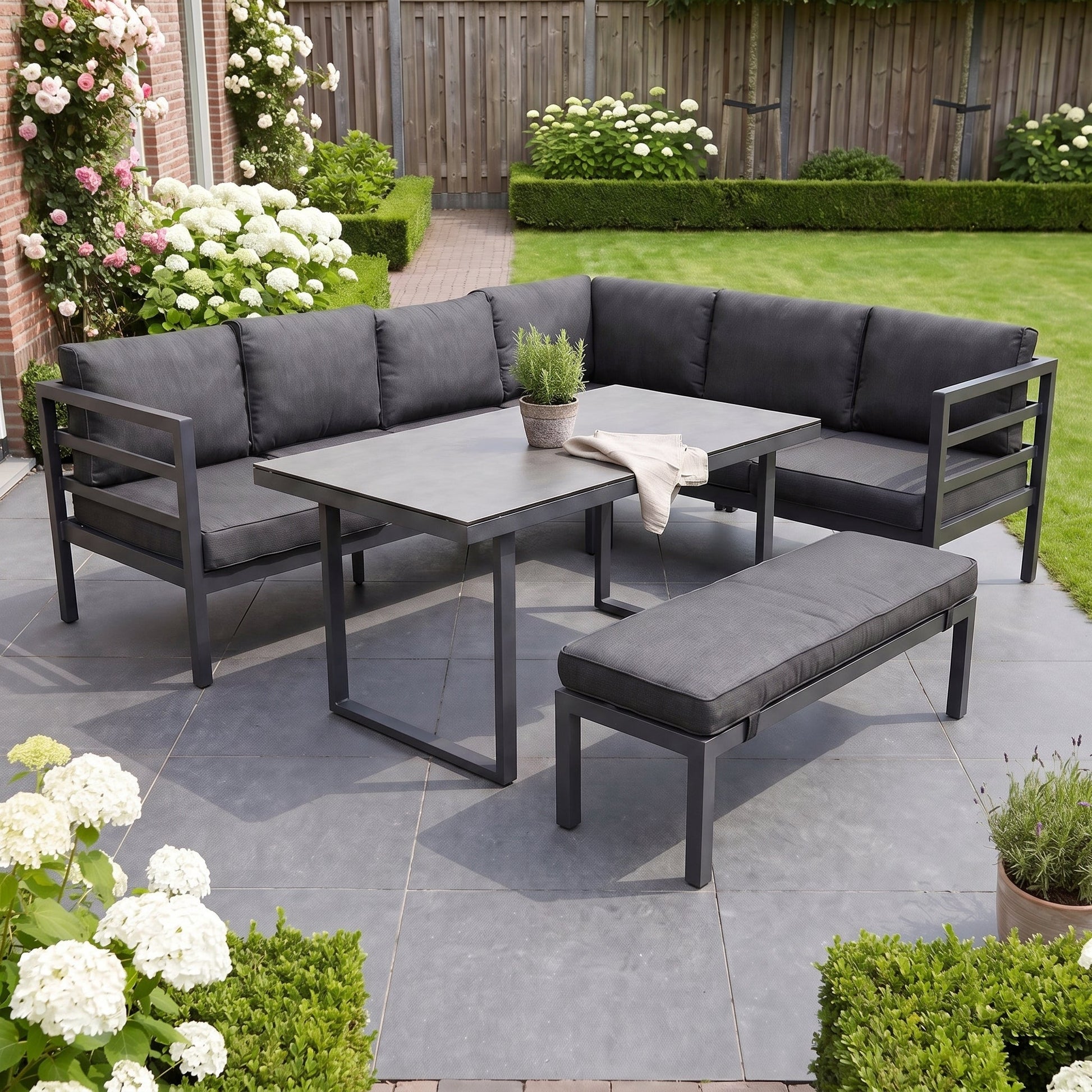 Nevada Loungeset - Dark grey / Rechts in een sfeervolle tuin - Outnest tuinmeubelen