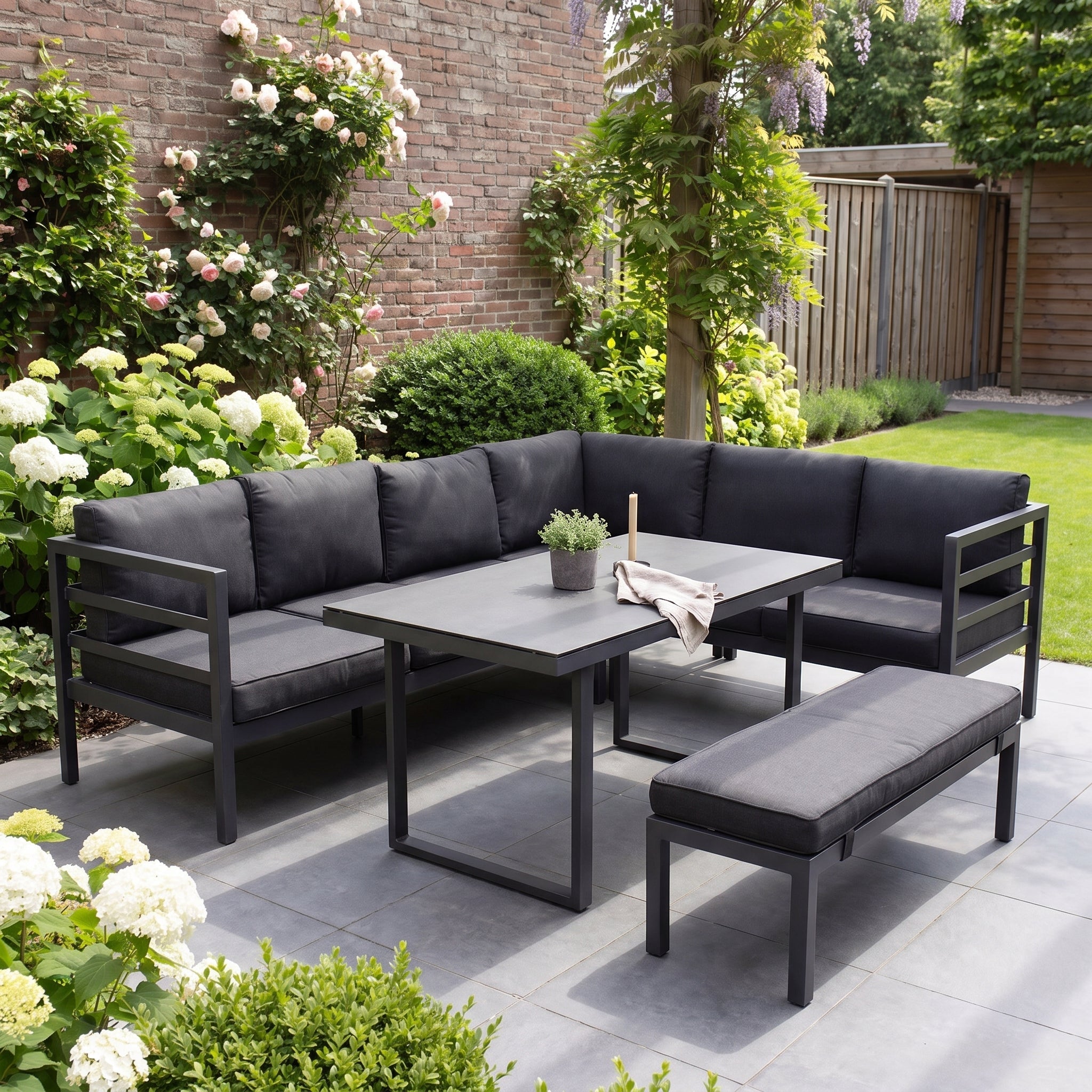 Nevada Loungeset - Dark grey / Rechts in een sfeervolle tuin - Outnest tuinmeubelen