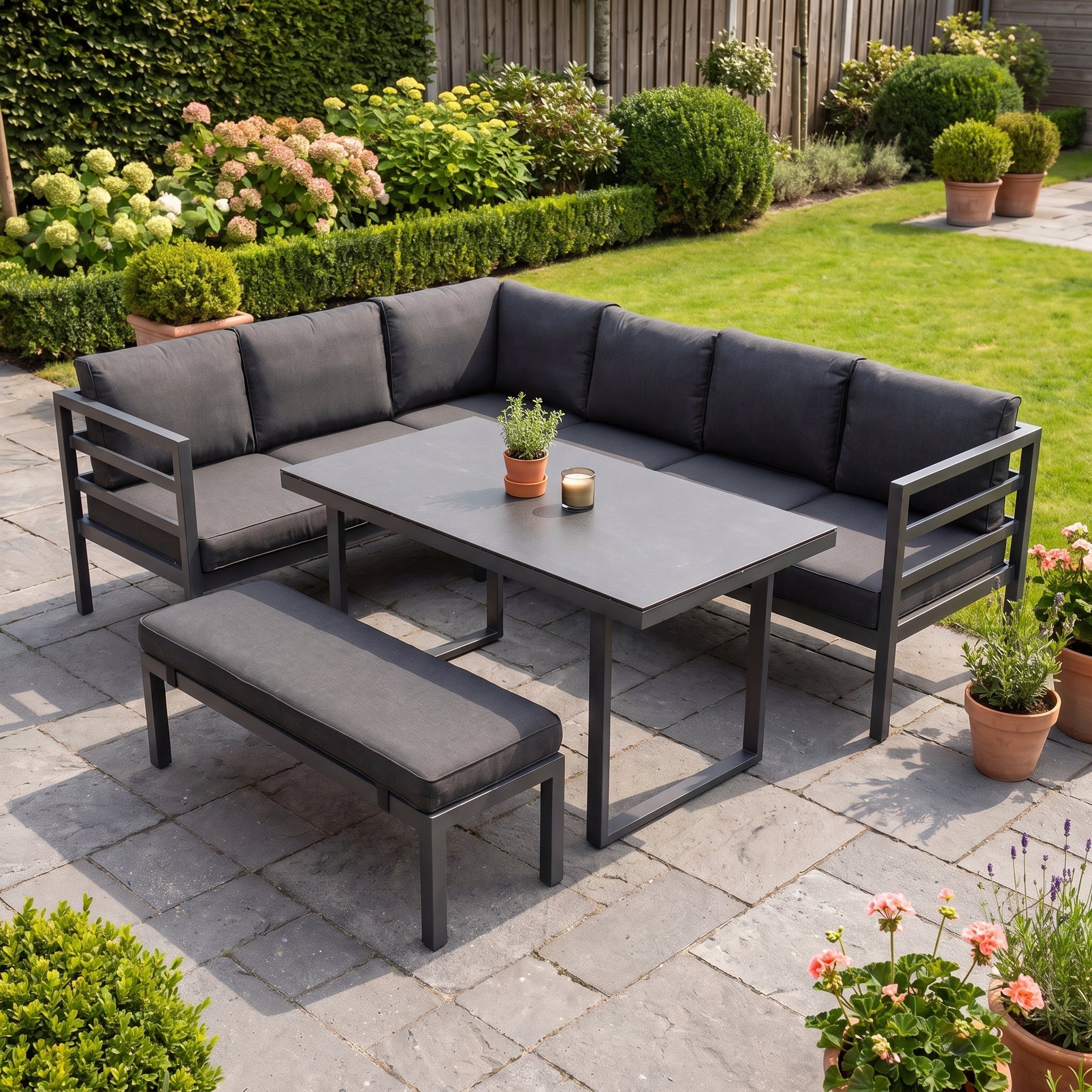 Nevada Loungeset - Dark grey / Links in een sfeervolle tuin - Outnest tuinmeubelen