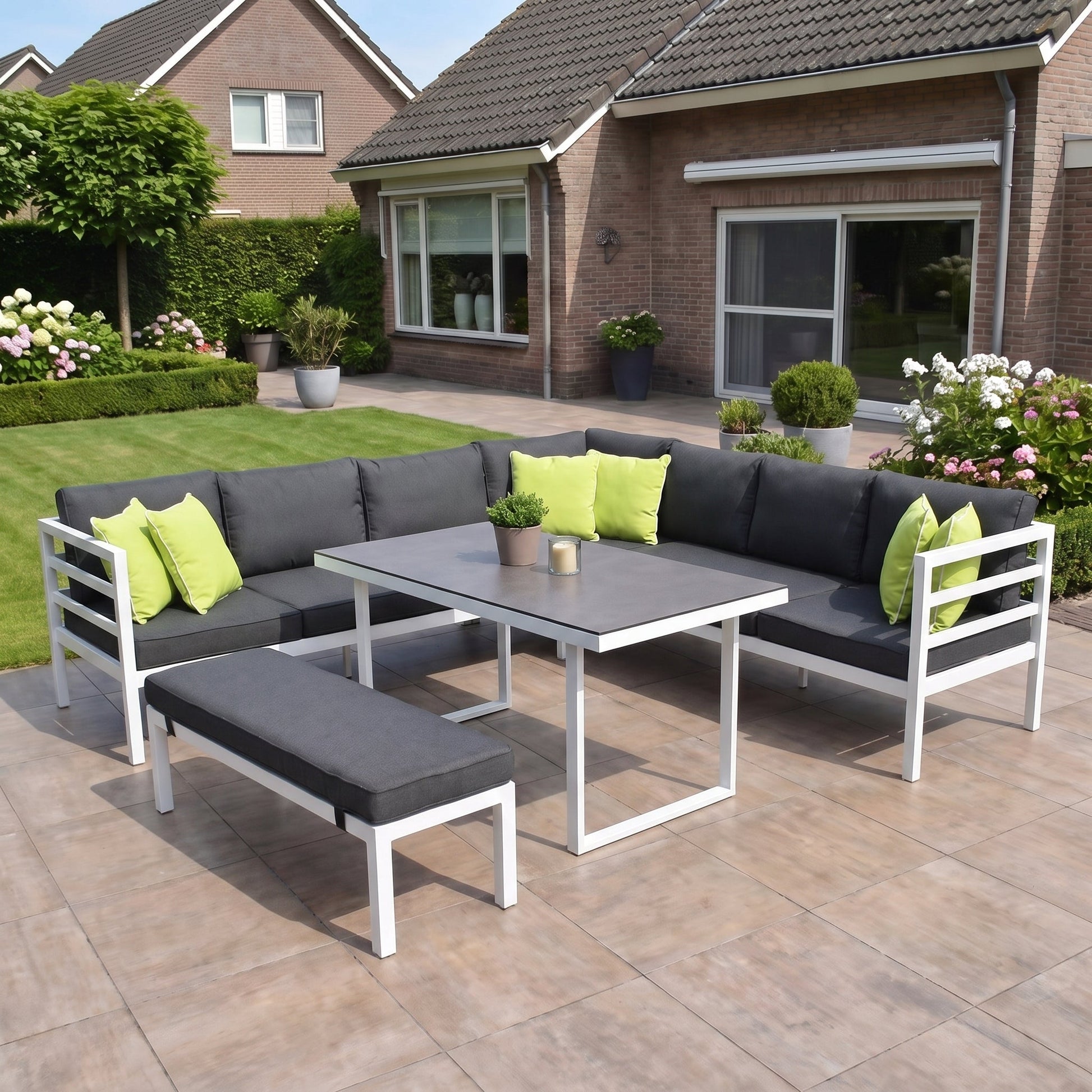 Nevada Loungeset  - White / Links in een sfeervolle tuin - Outnest tuinmeubelen